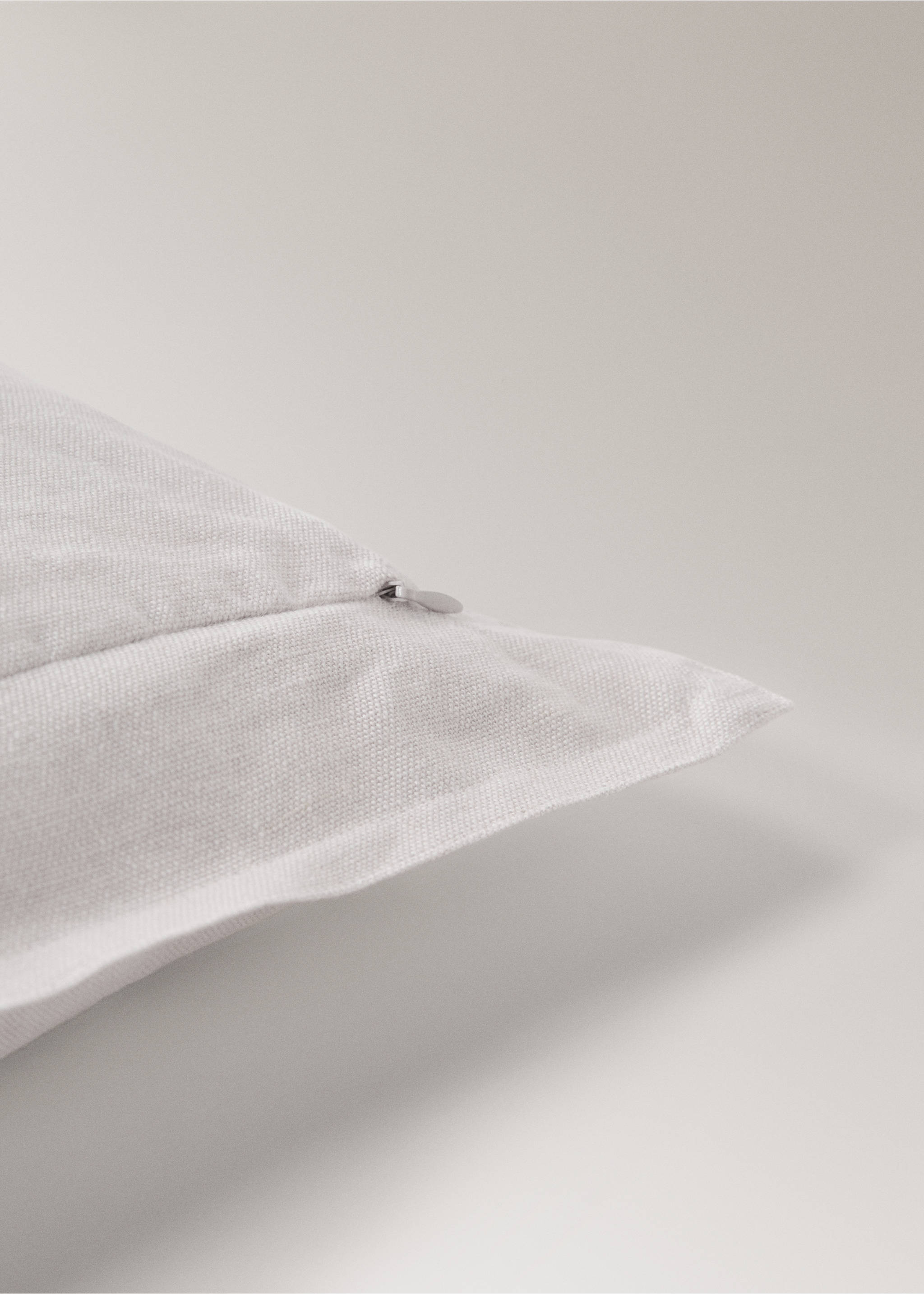Linen cushion cover with flange 30x50 cm - Details of the article 3, Light Heather Grey. Ref: 27042928-00.