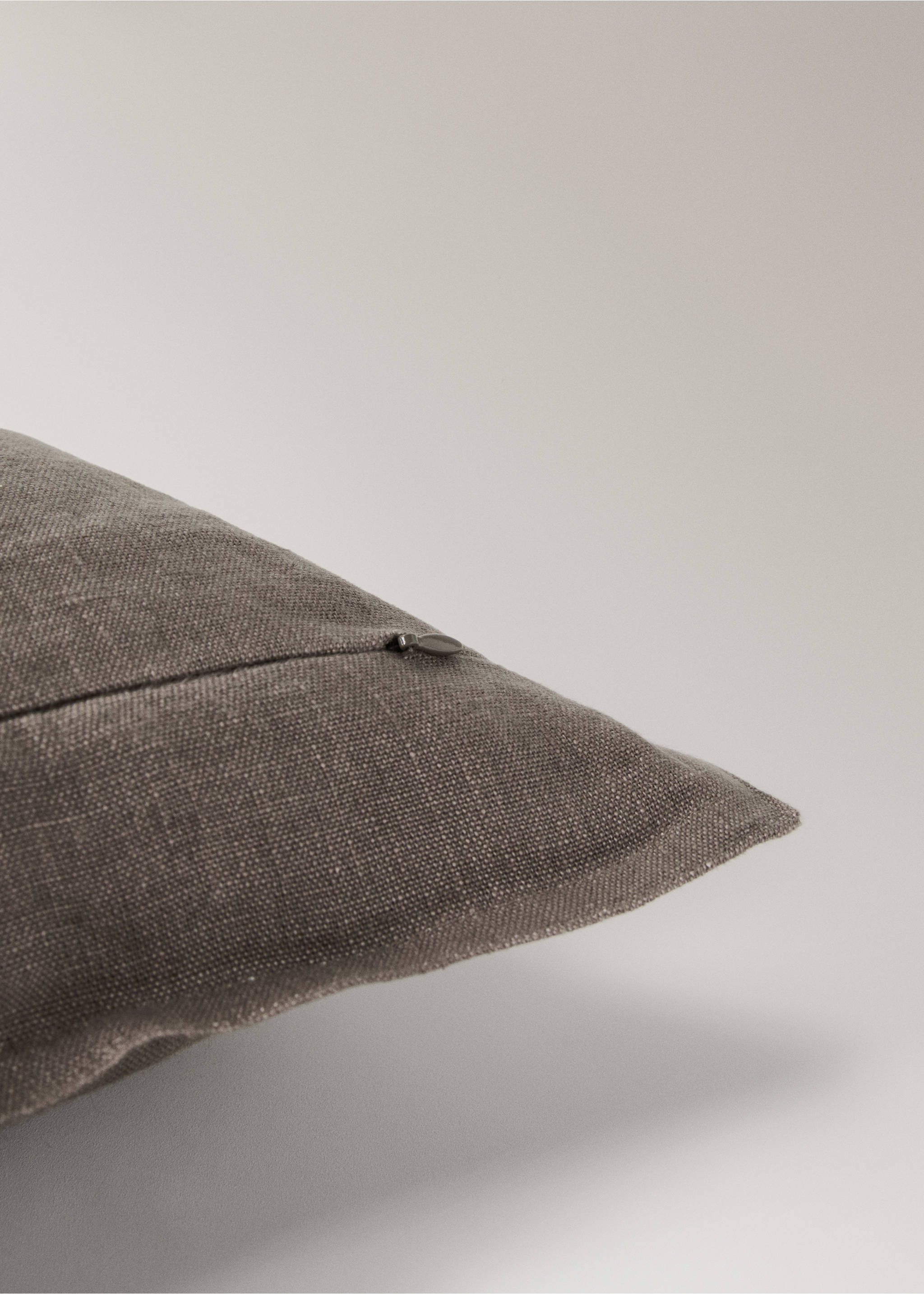 Linen cushion cover with flange 45x45 cm - Details of the article 3, Medium Brown. Ref: 27042929-00.