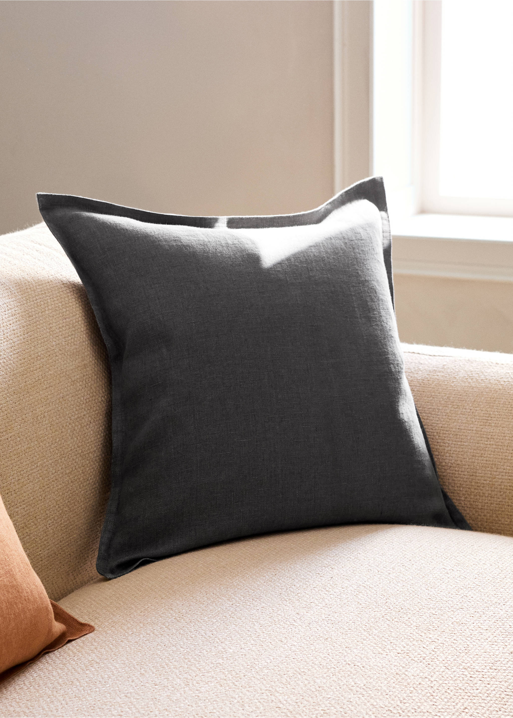 Linen cushion cover with flange 45x45 cm - General plane, Charcoal. Ref: 27042929-00.