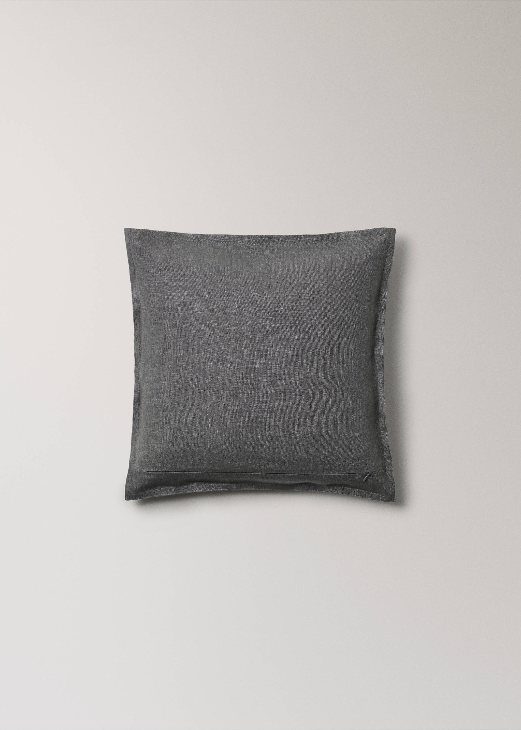Linen cushion cover with flange 45x45 cm - Details of the article 1, Charcoal. Ref: 27042929-00.