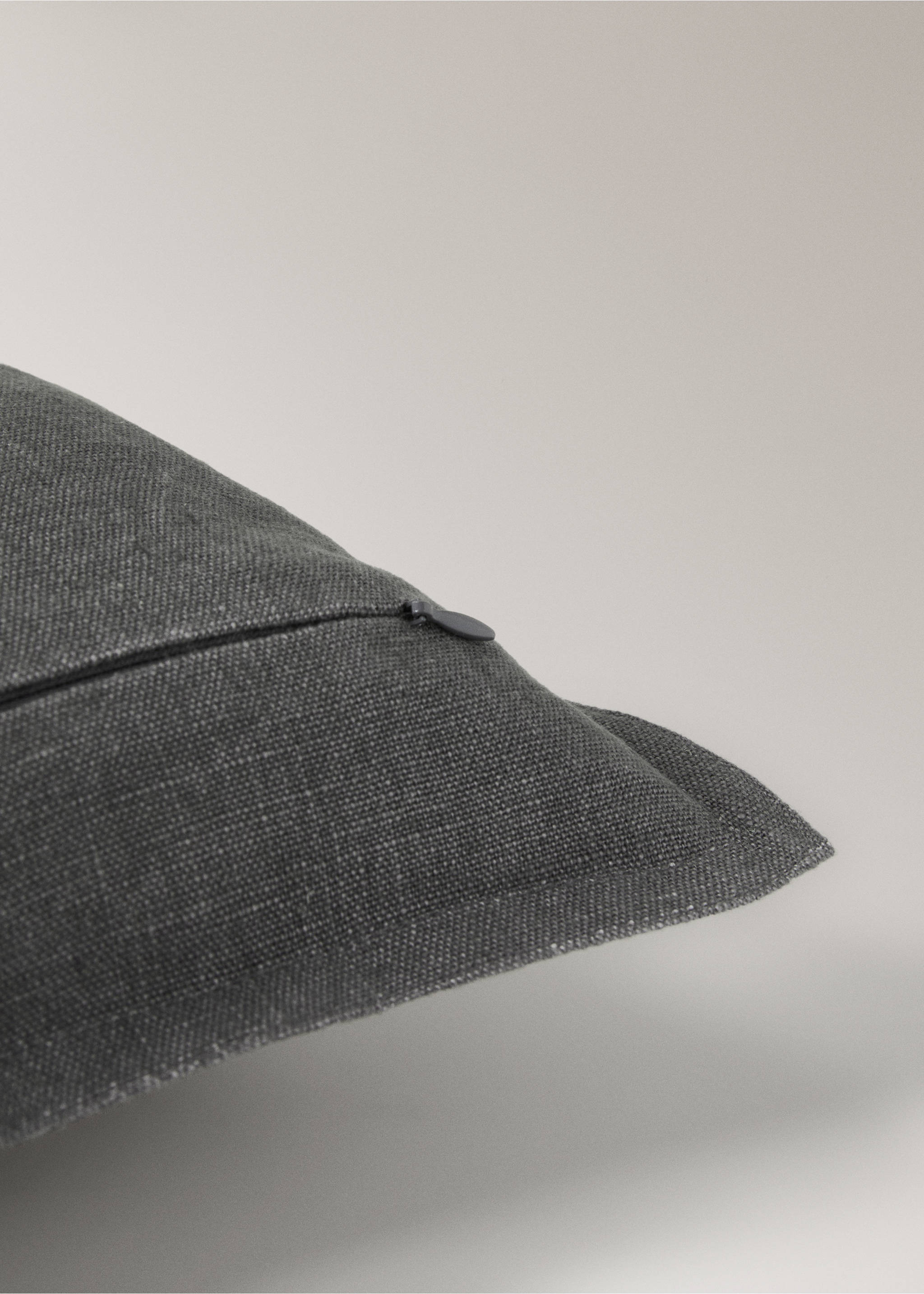 Linen cushion cover with flange 45x45 cm - Details of the article 3, Charcoal. Ref: 27042929-00.