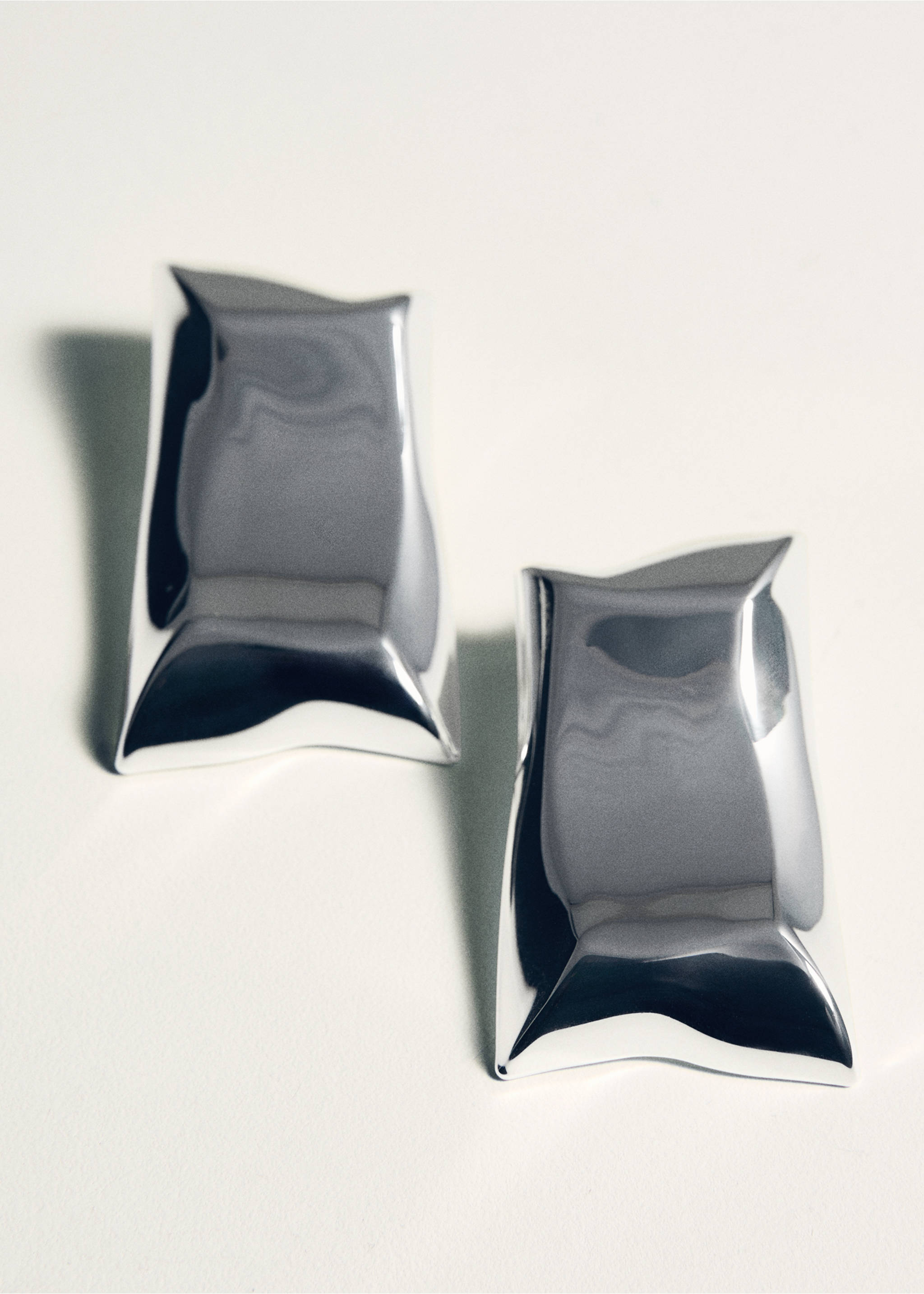 Irregular metallic earrings - Details of the article 5, Silver. Ref: 27042930-00.