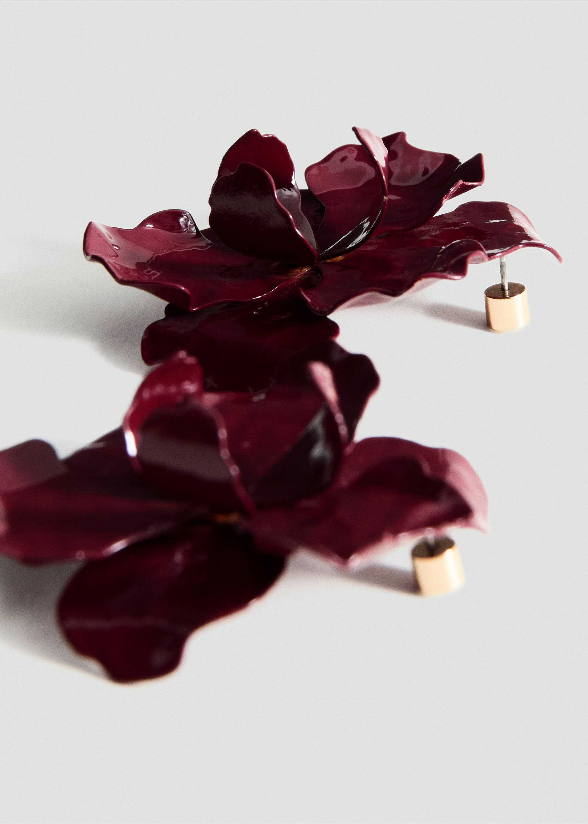 Çiçek tasarımlı küpe - Orta plan, Bordo. Ref: 27042932-00.