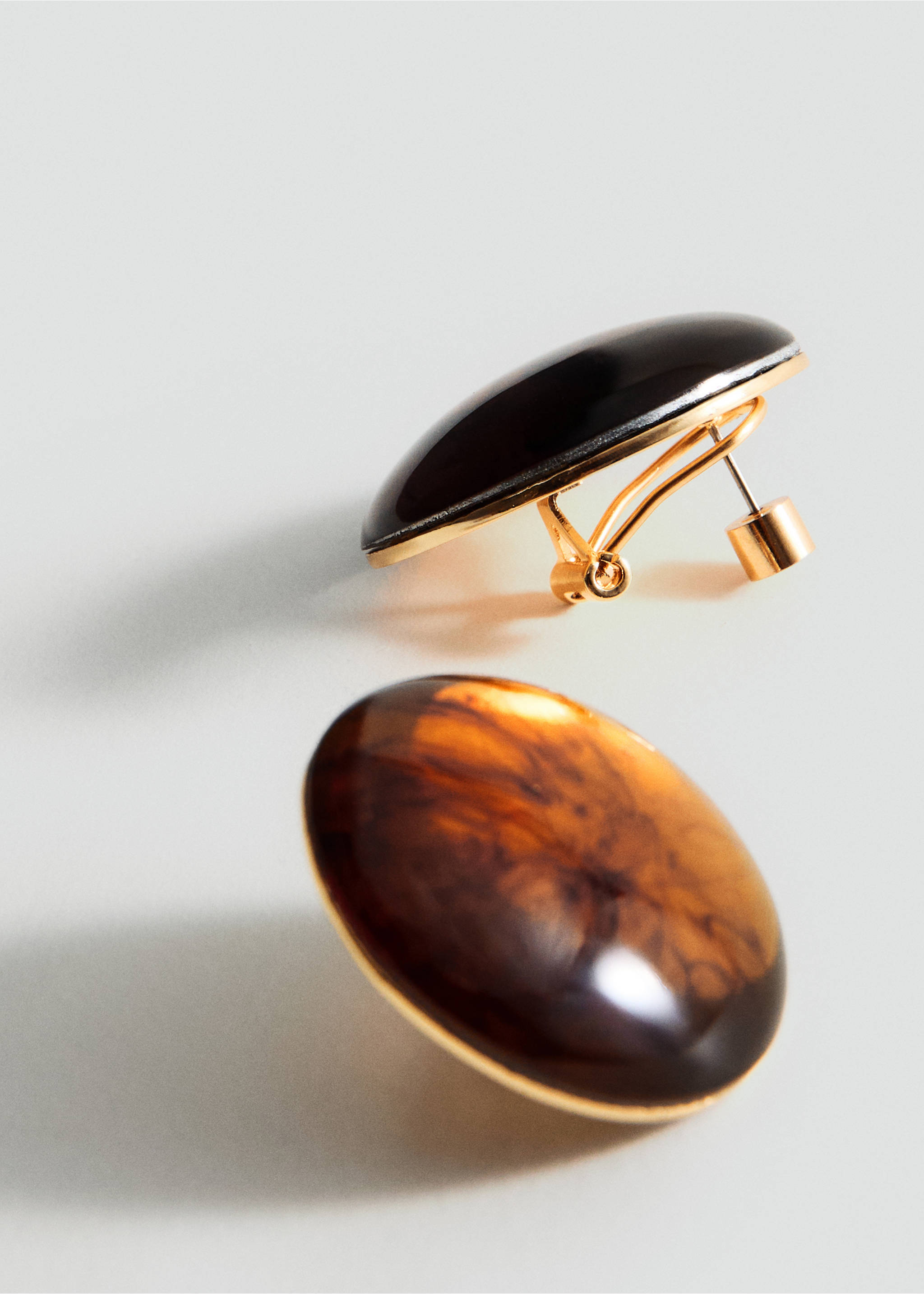 Round resin earrings - Medium plane, Brown. Ref: 27042933-00.