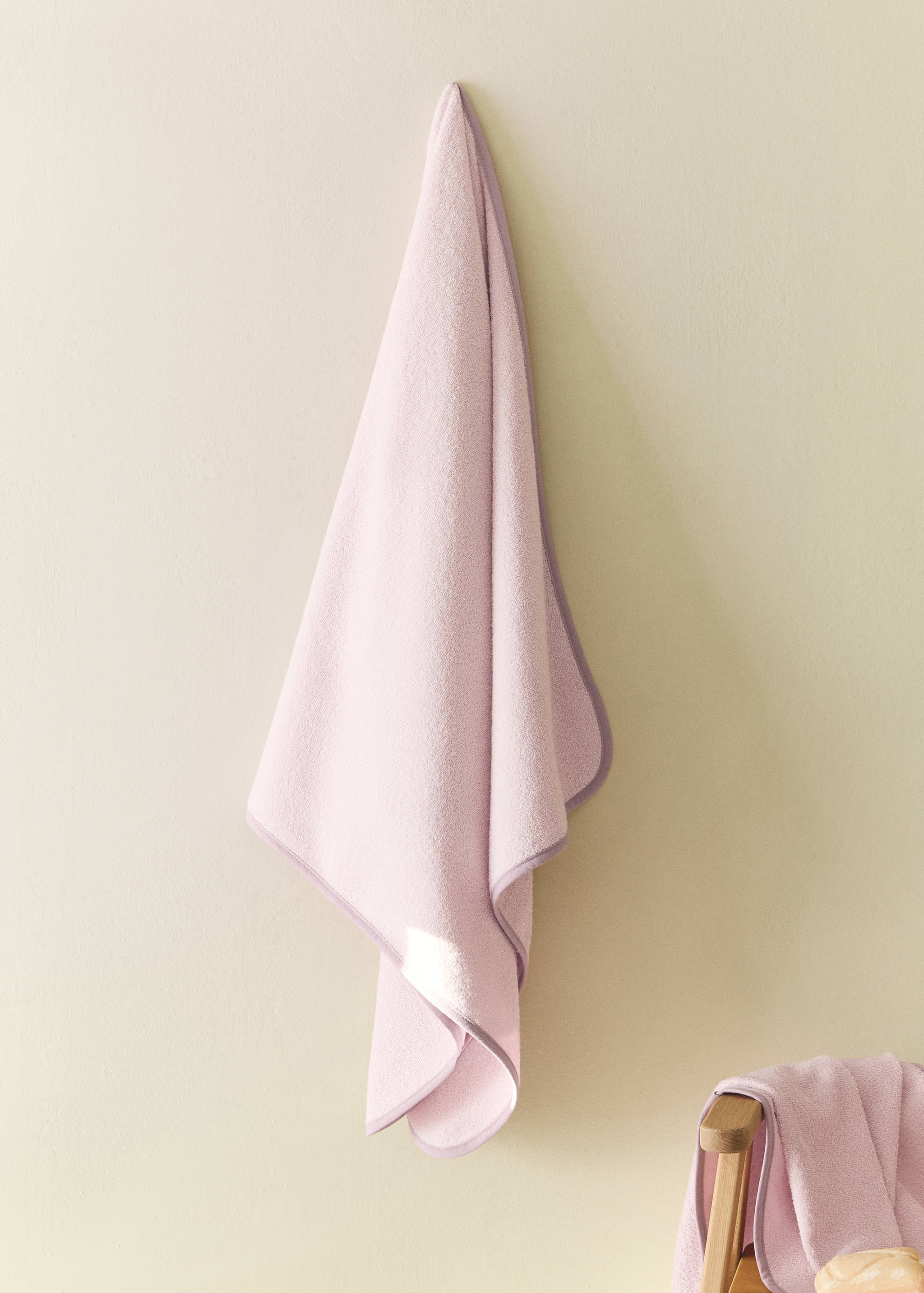 Children's bath towel with contrasting trim - General plane