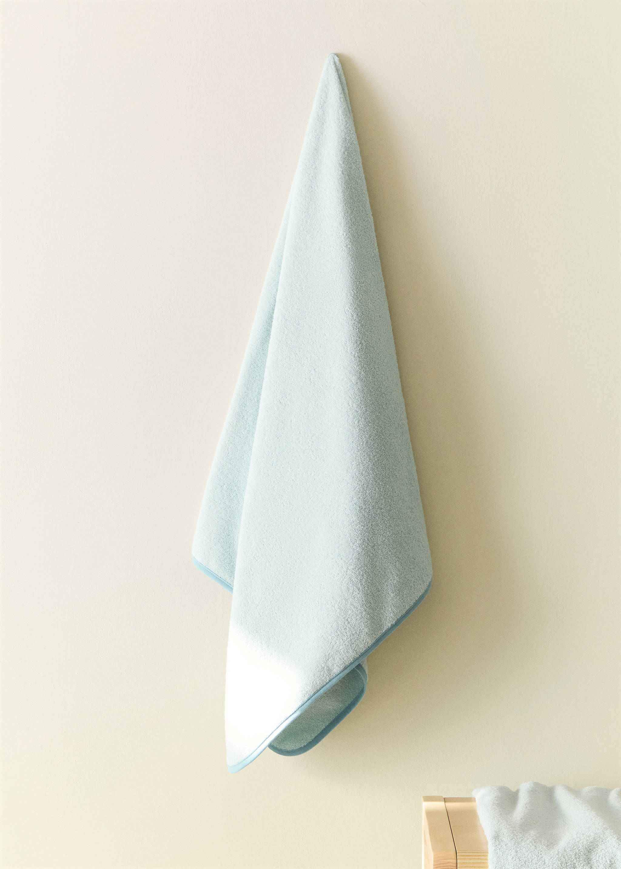 Children's bath towel with contrasting trim - General plane