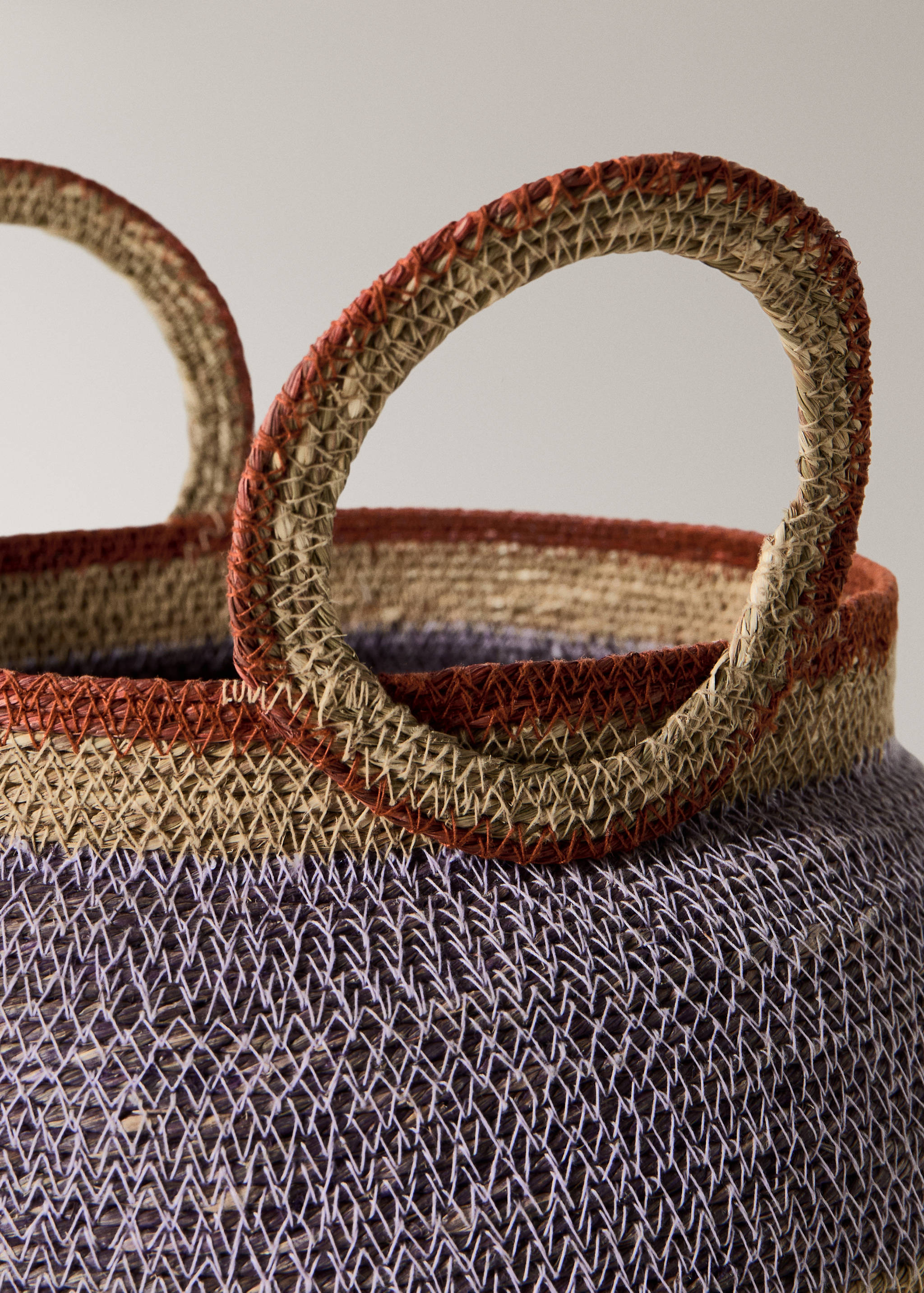 Medium round basket with stripe handles - Details of the article 1