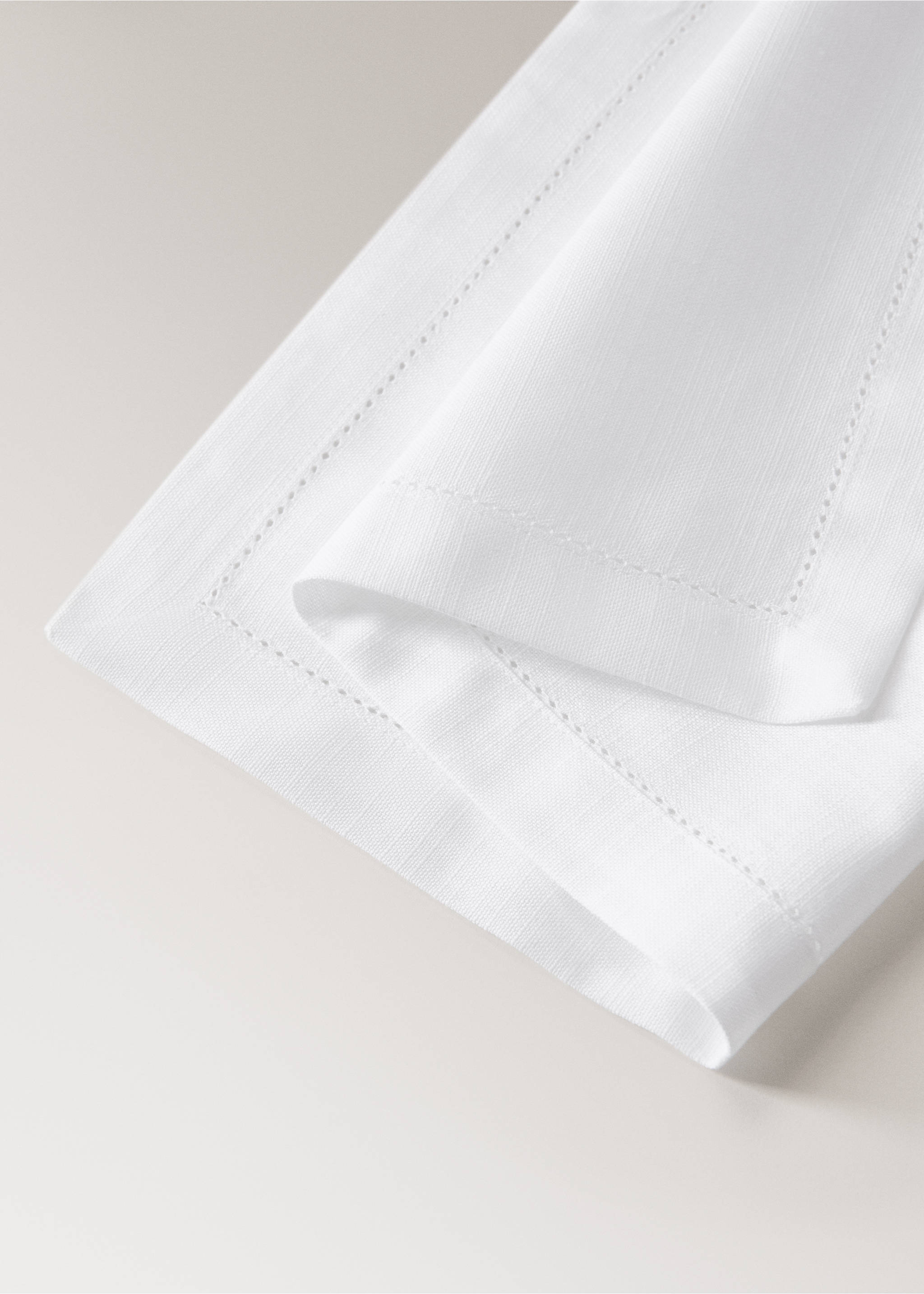 Hemstitch detail table mats - Details of the article 1, White. Ref: 27043277-00.