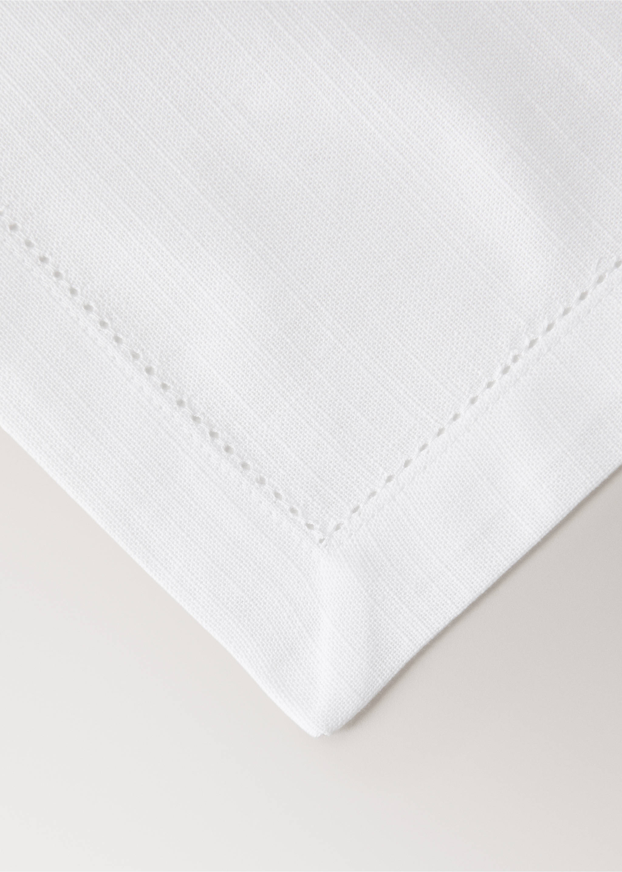 Hemstitch detail table mats - Details of the article 2, White. Ref: 27043277-00.