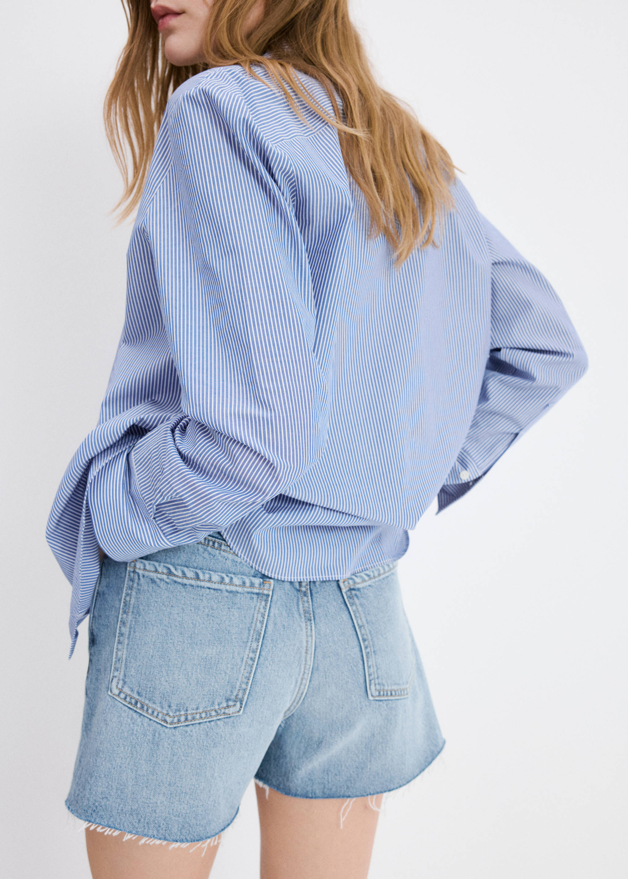 Shorts denim bajo deshilachado - Reverso del artículo