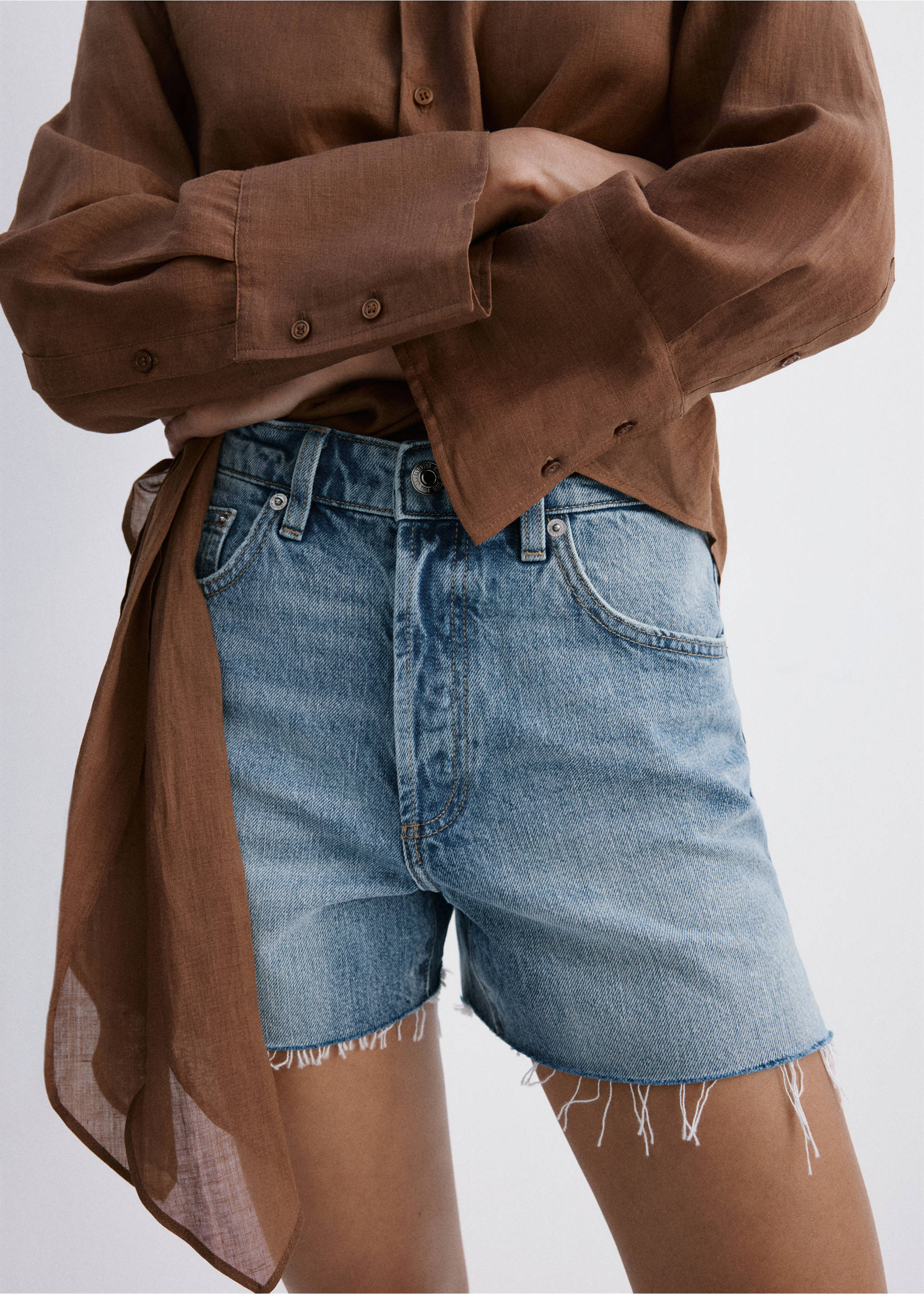 Shorts denim bajo deshilachado - Detalle del artículo 3, Azul medio. Ref: 27043281-00.