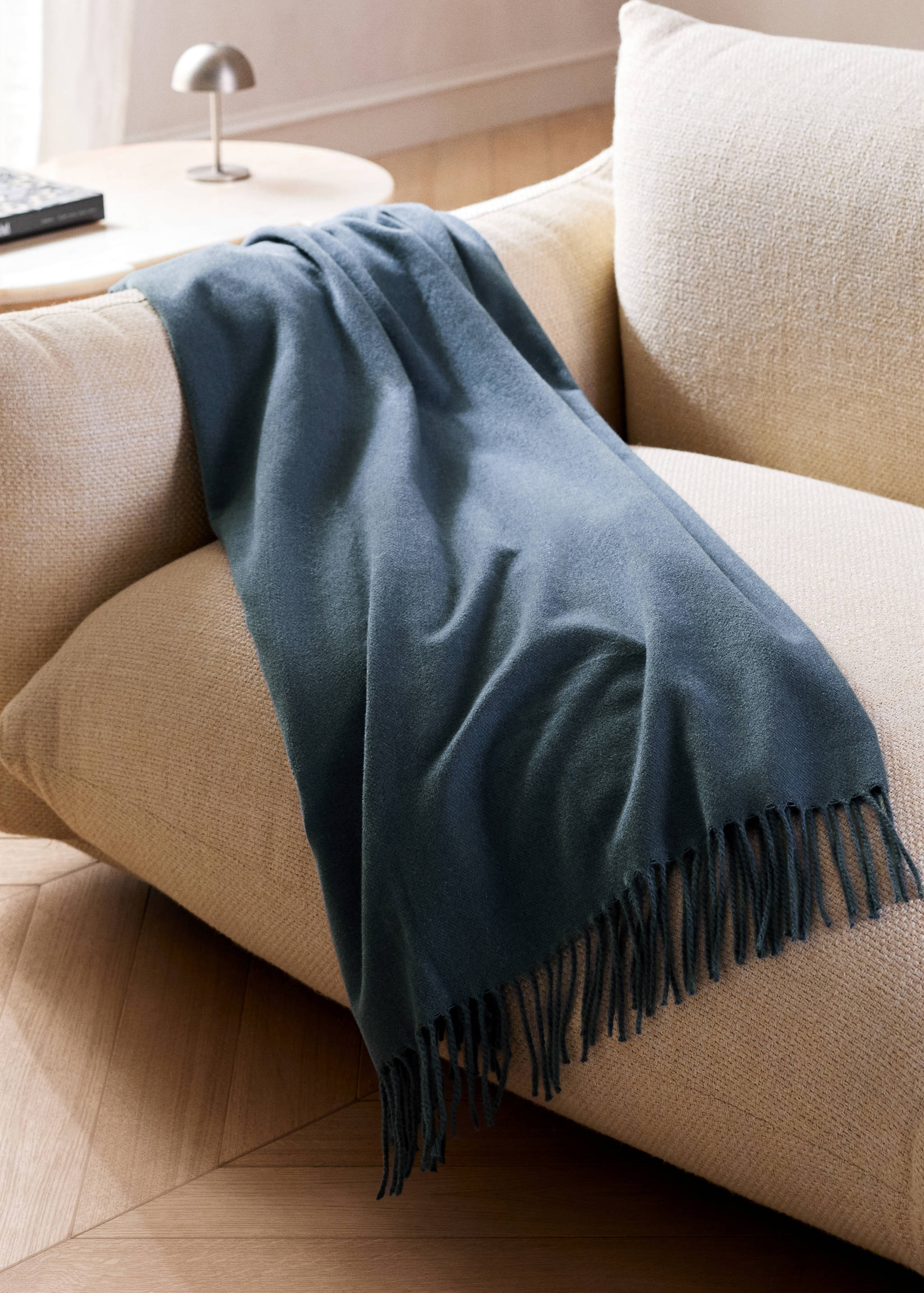 Soft blanket with fringe detail - General plane
