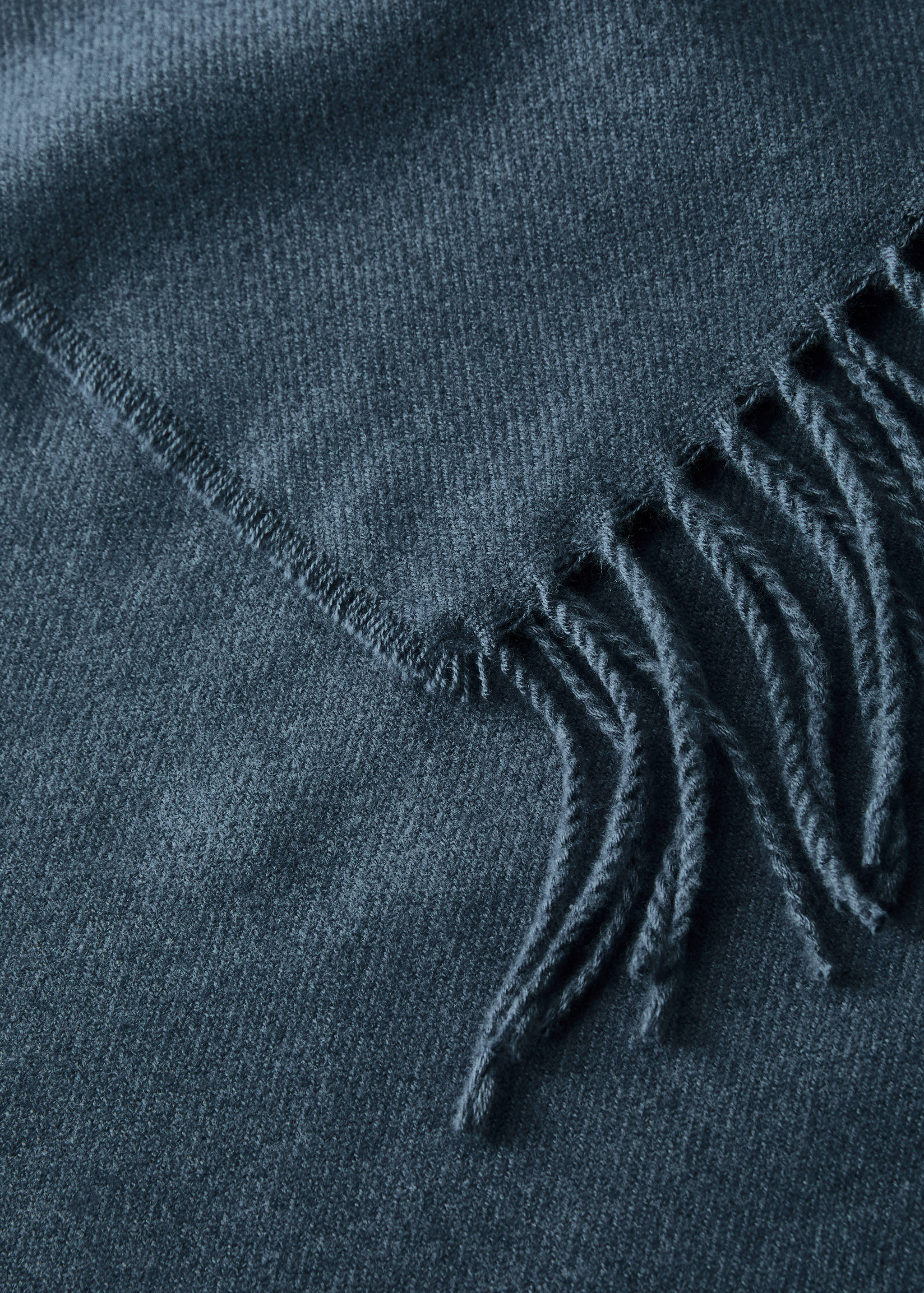 Soft blanket with fringe detail - Details of the article 2