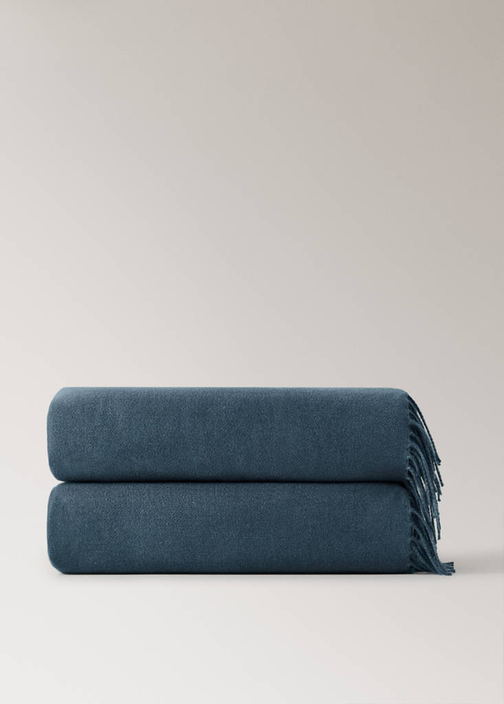 Soft blanket with fringe detail — Indigo Blue