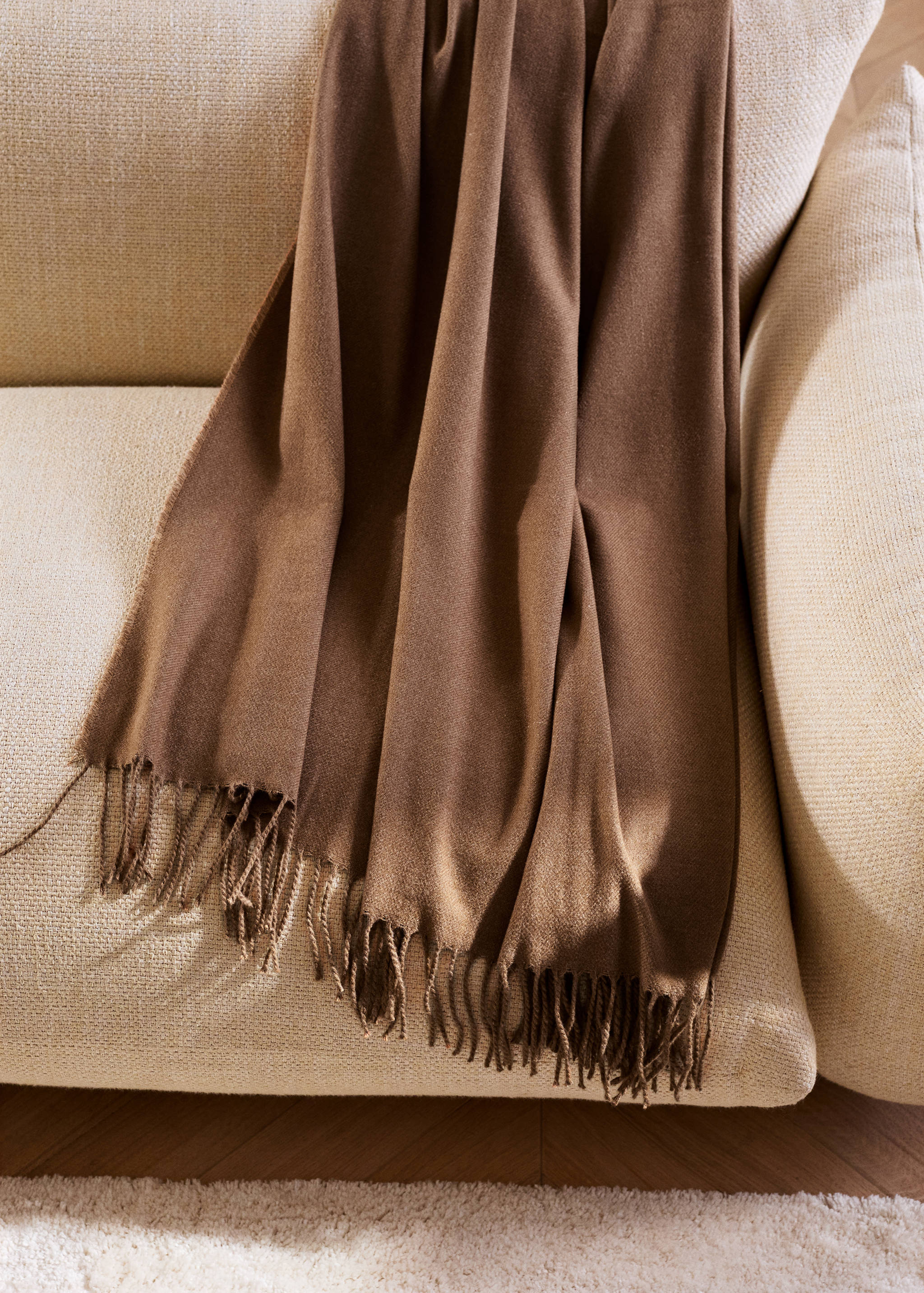 Soft blanket with fringe detail - General plane