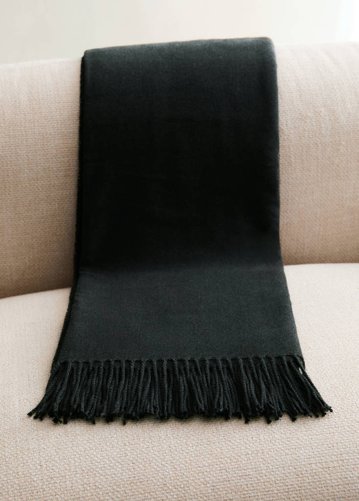 Soft blanket with fringe detail — Grey