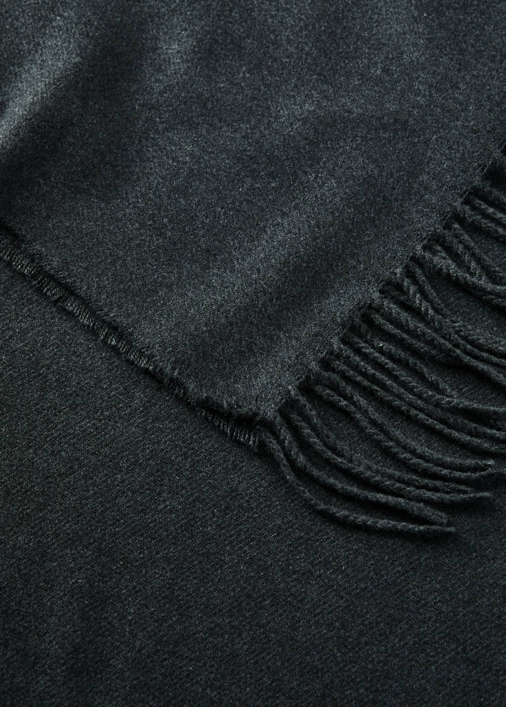 Soft blanket with fringe detail — Grey