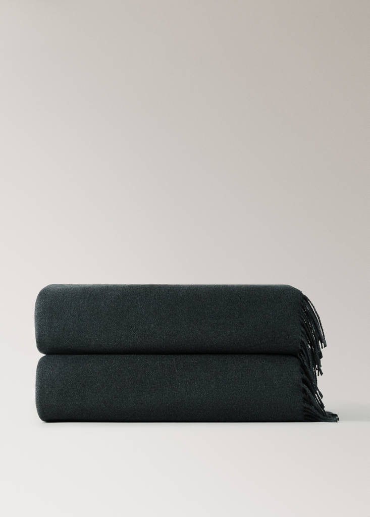 Soft blanket with fringe detail — Grey