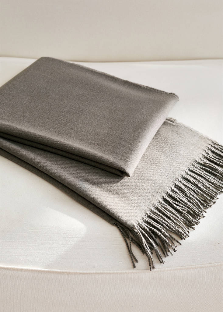 Soft blanket with fringe detail — Light/Pastel Brown