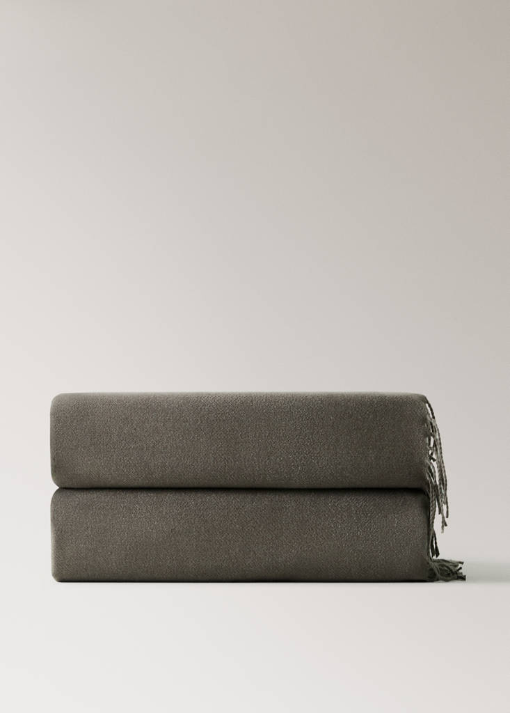 Soft blanket with fringe detail — Light/Pastel Brown