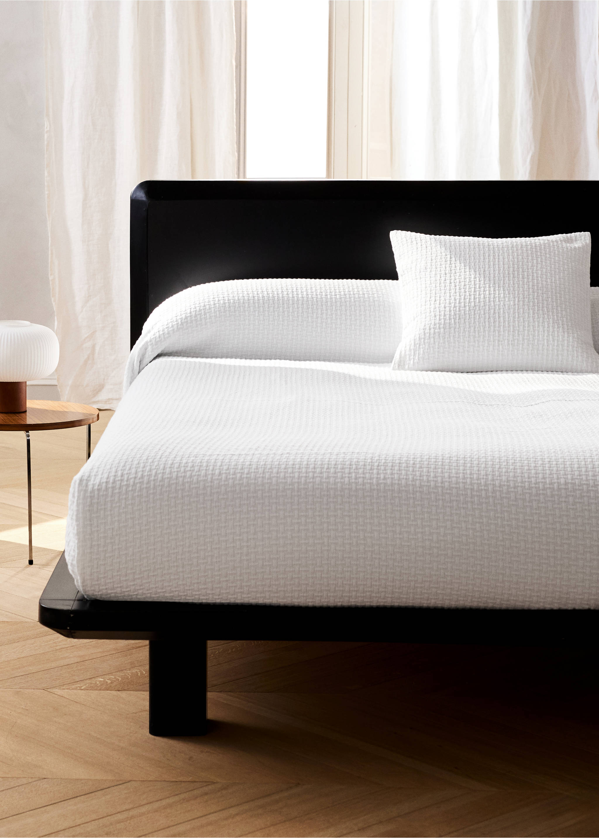 Garment-dyed cotton bedspread with English corner trim for 180/200 cm bed - General plane, White. Ref: 27043290-00.