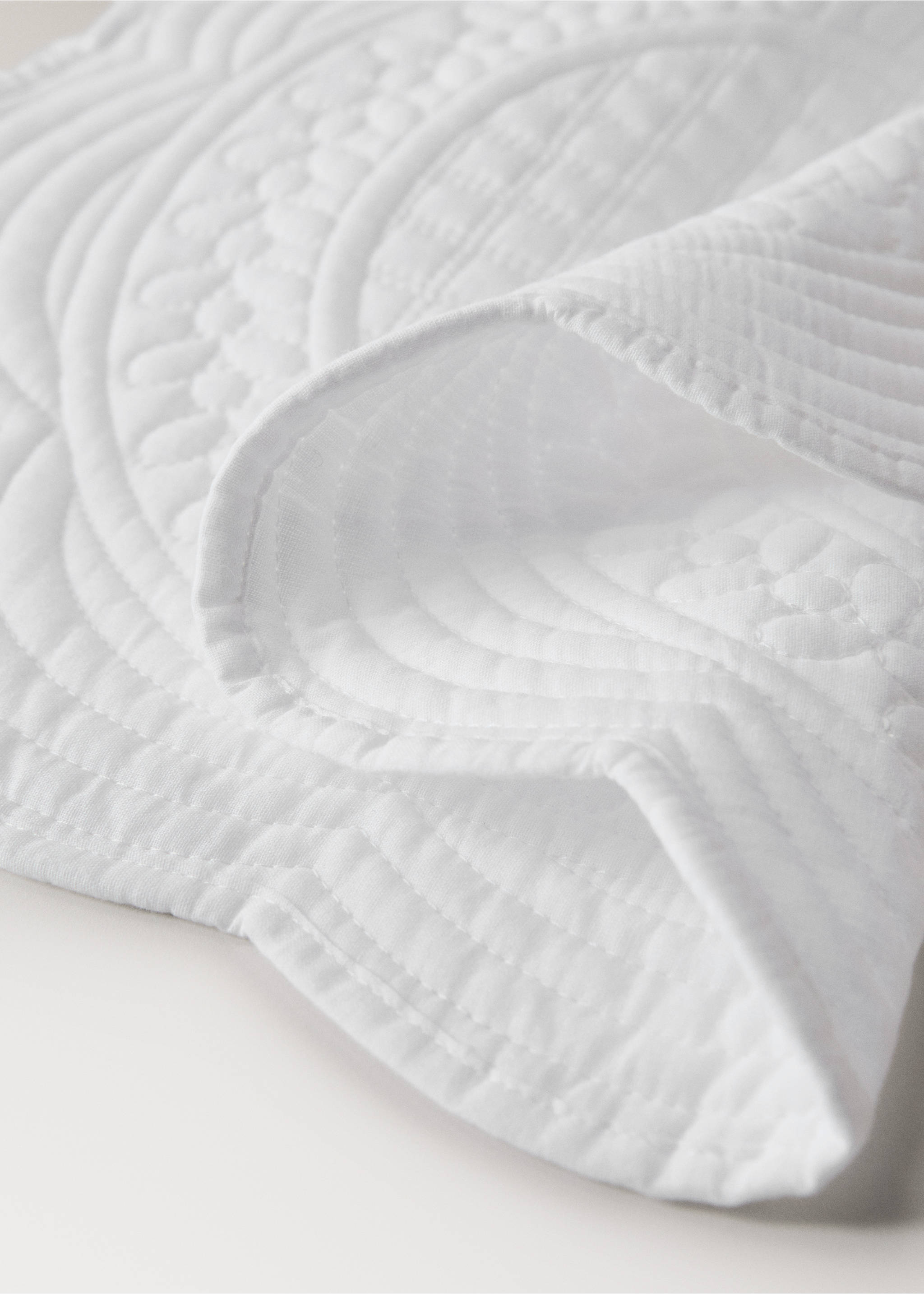 Individual acolchoado com forma de flor - Pormenor do artigo 1, Branco. Ref: 27043291-00.