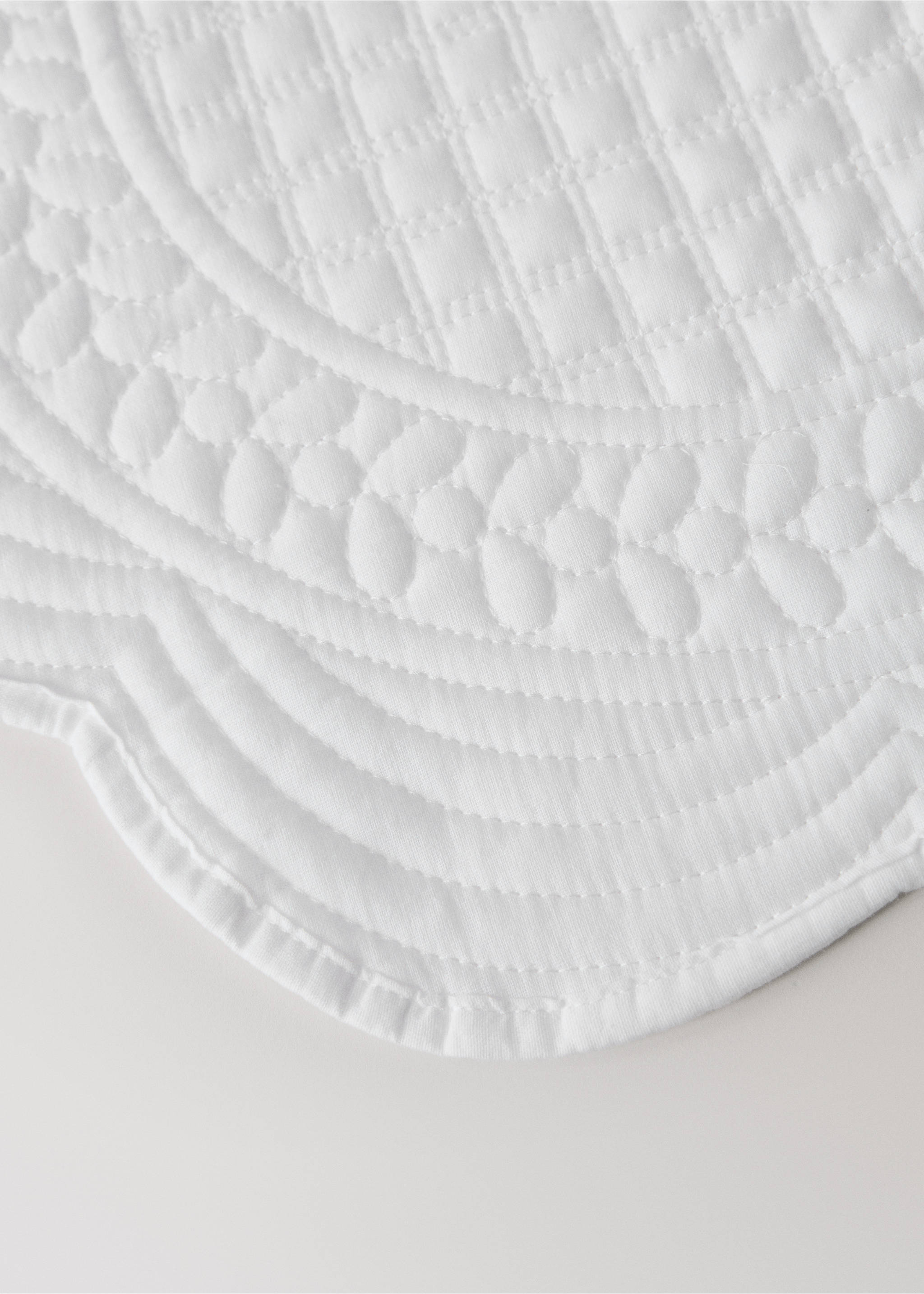 Individual acolchoado com forma de flor - Pormenor do artigo 2, Branco. Ref: 27043291-00.