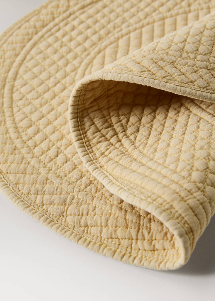 Oval quilted placemat — Yellow