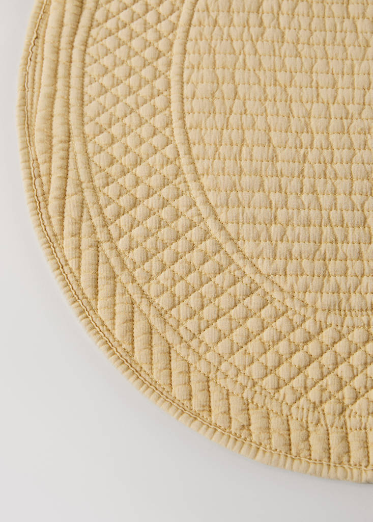 Oval quilted placemat — Yellow