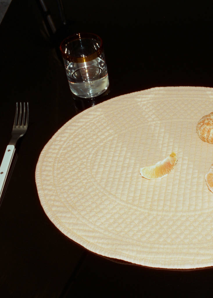 Oval quilted placemat — Yellow