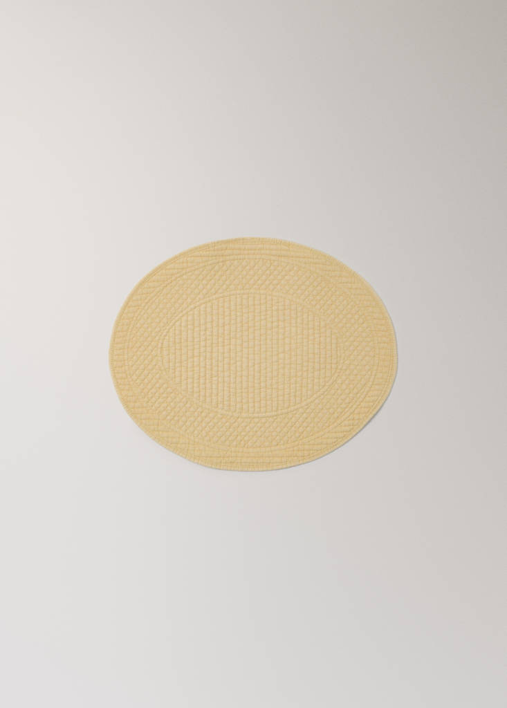 Oval quilted placemat — Yellow
