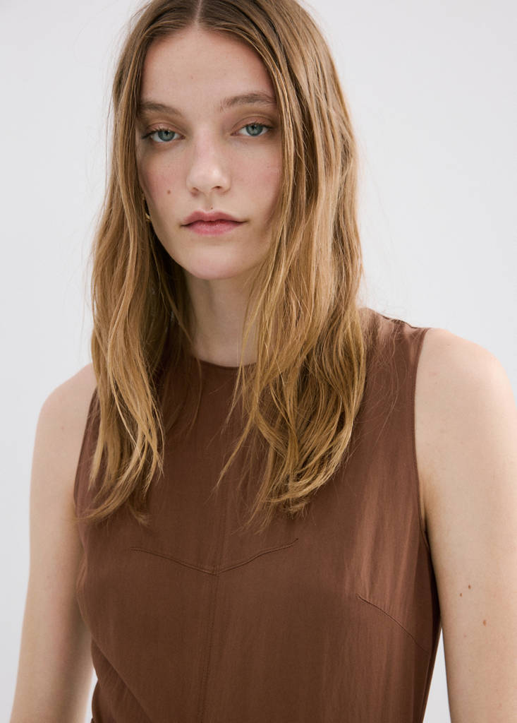 Pleated A-line dress — Brown
