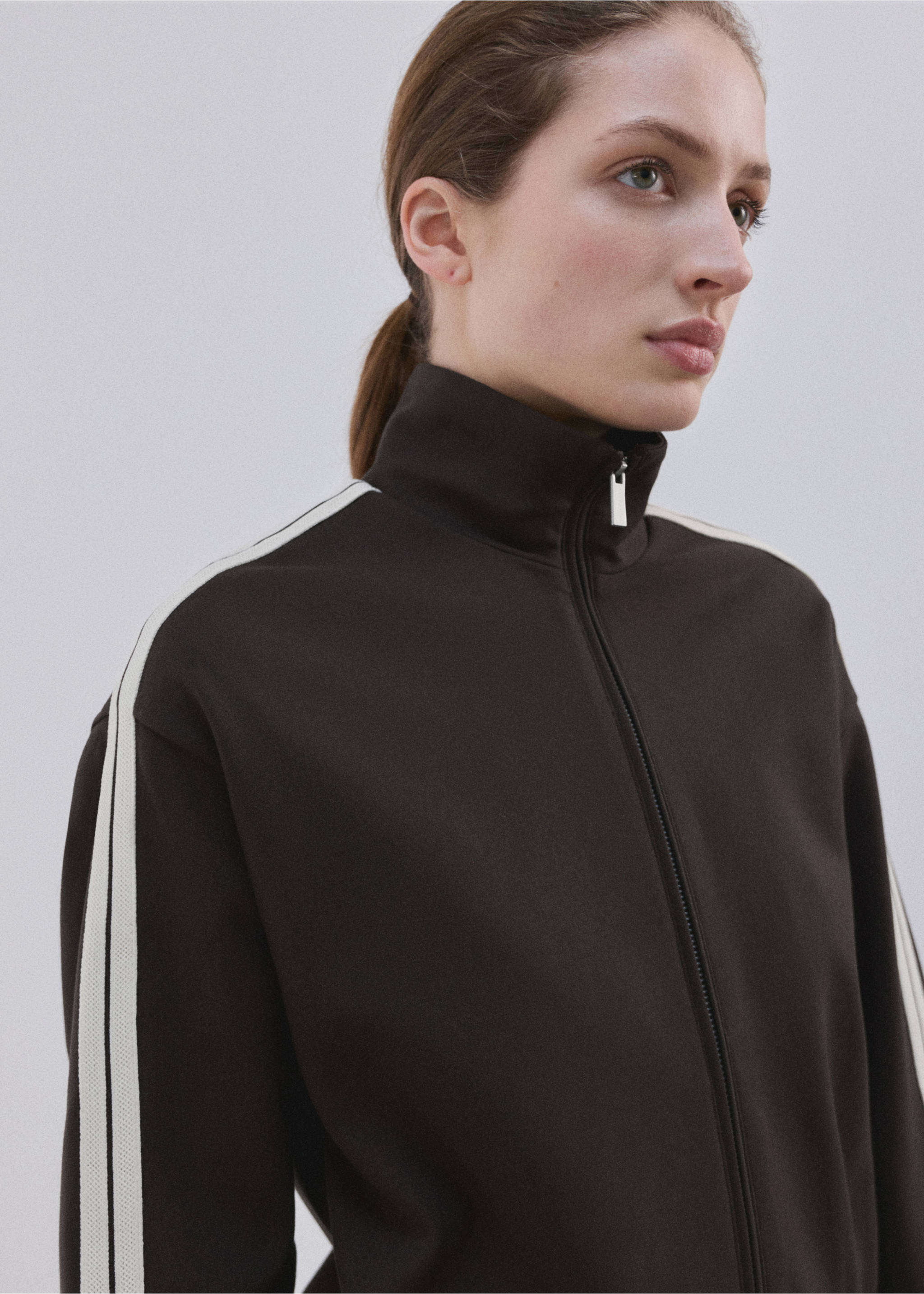 Sweat-shirt rayé constrasté - Plan moyen, Marron. Ref: 27043306-00.