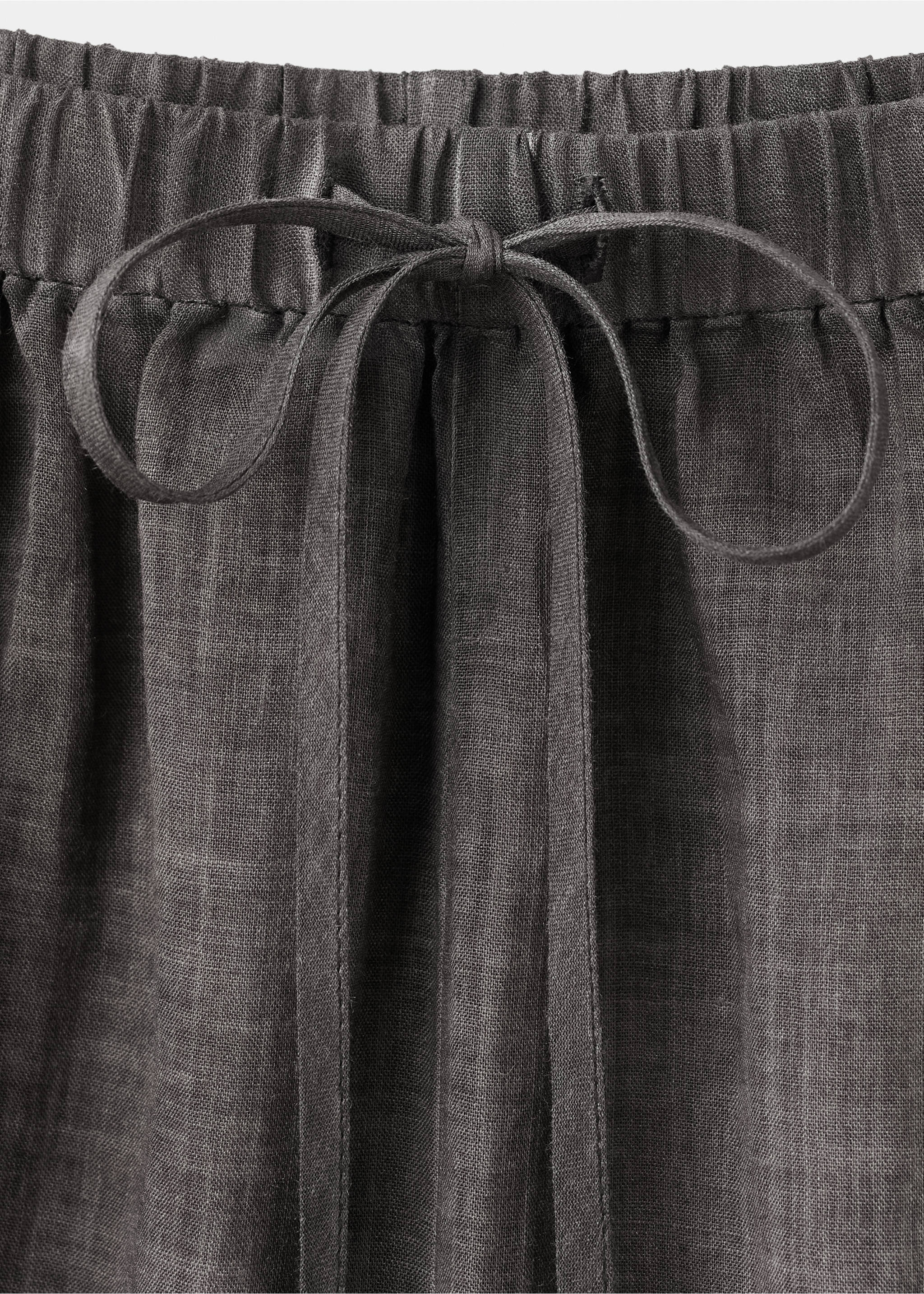 100% ramie trousers with an overdyed effect - Details of the article 8, Charcoal. Ref: 27043321-00.