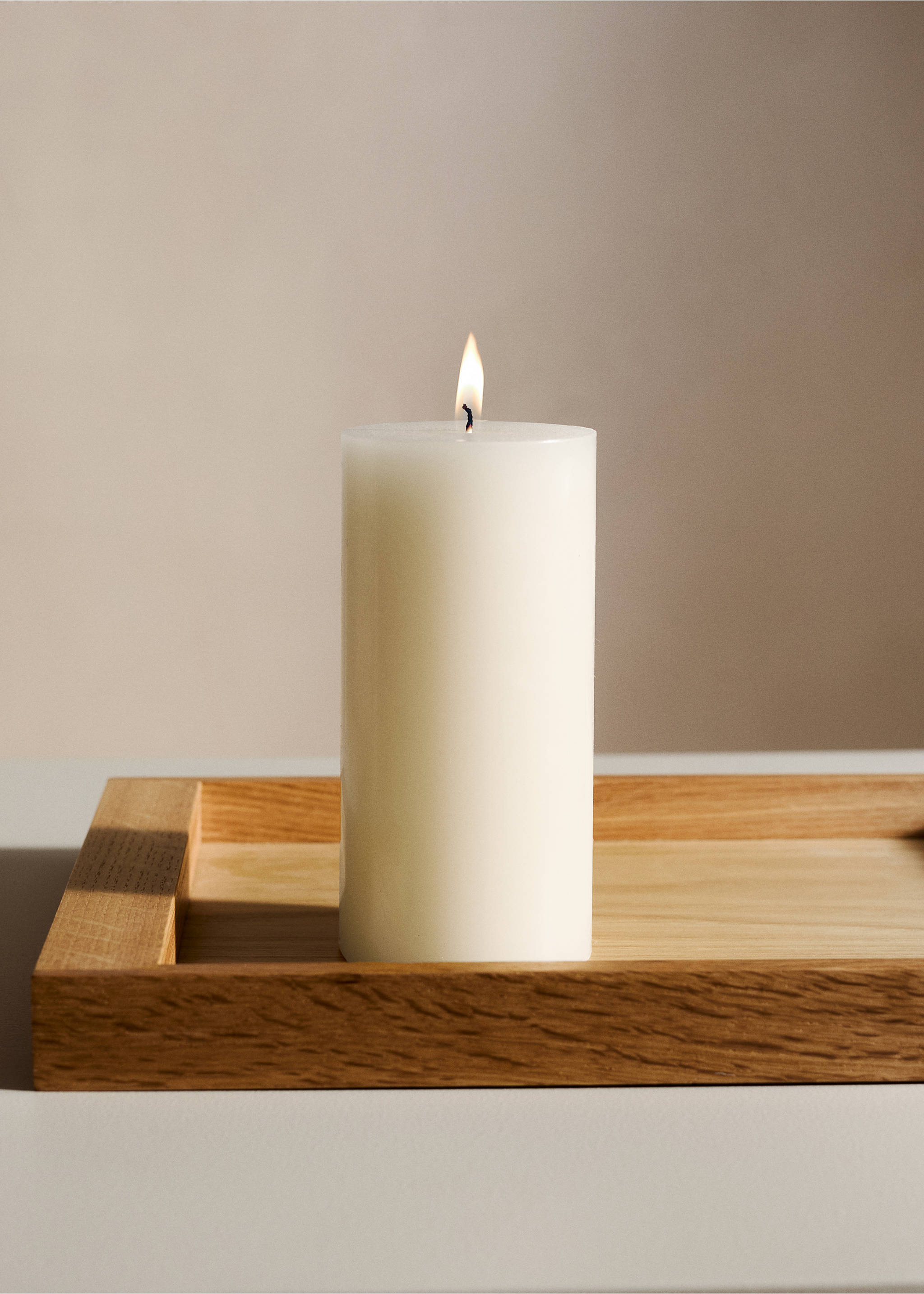 Medium cylindrical decorative candle - General plane, Off White. Ref: 27043332-00.