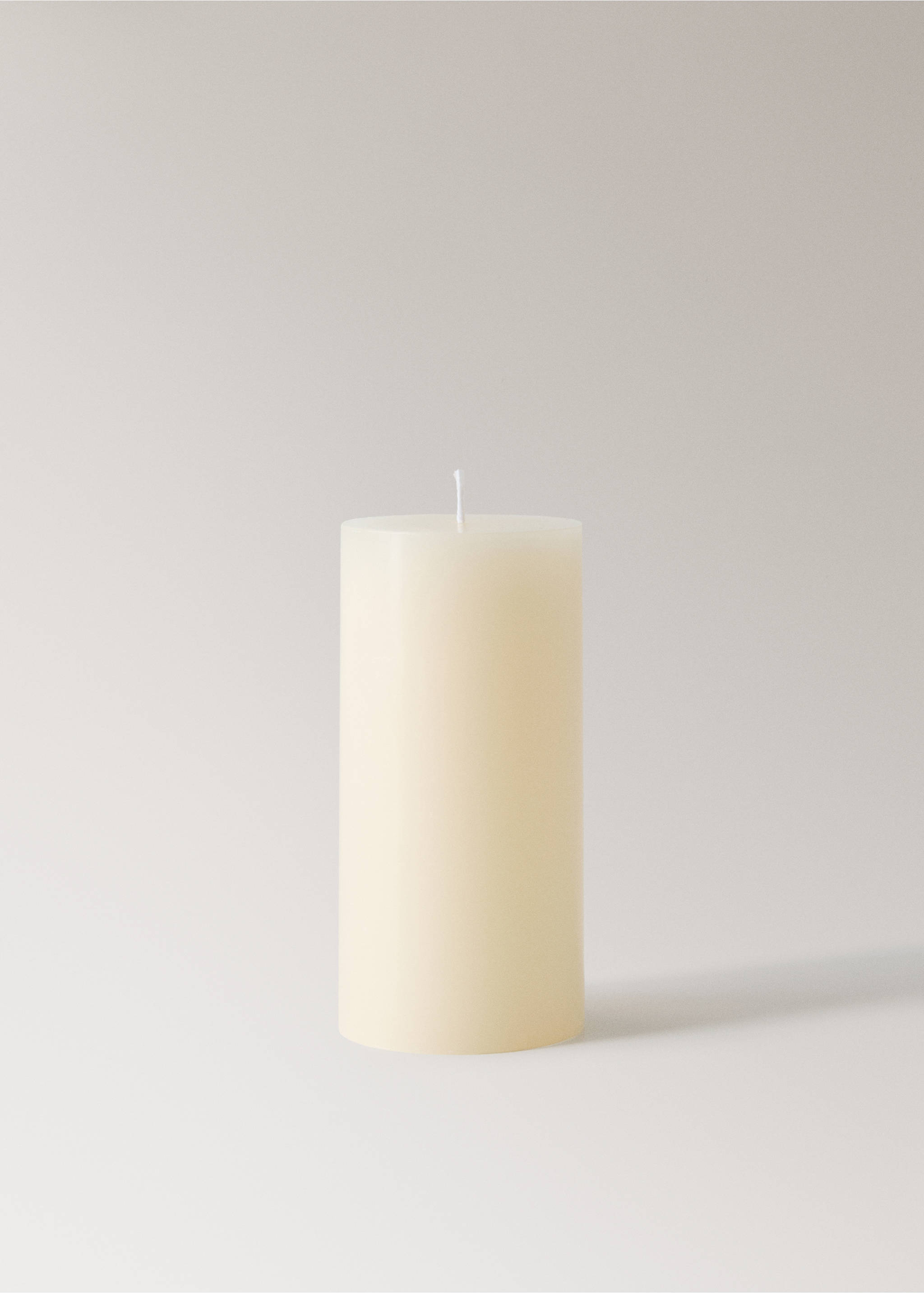 Medium cylindrical decorative candle - Article without model, Off White. Ref: 27043332-00.