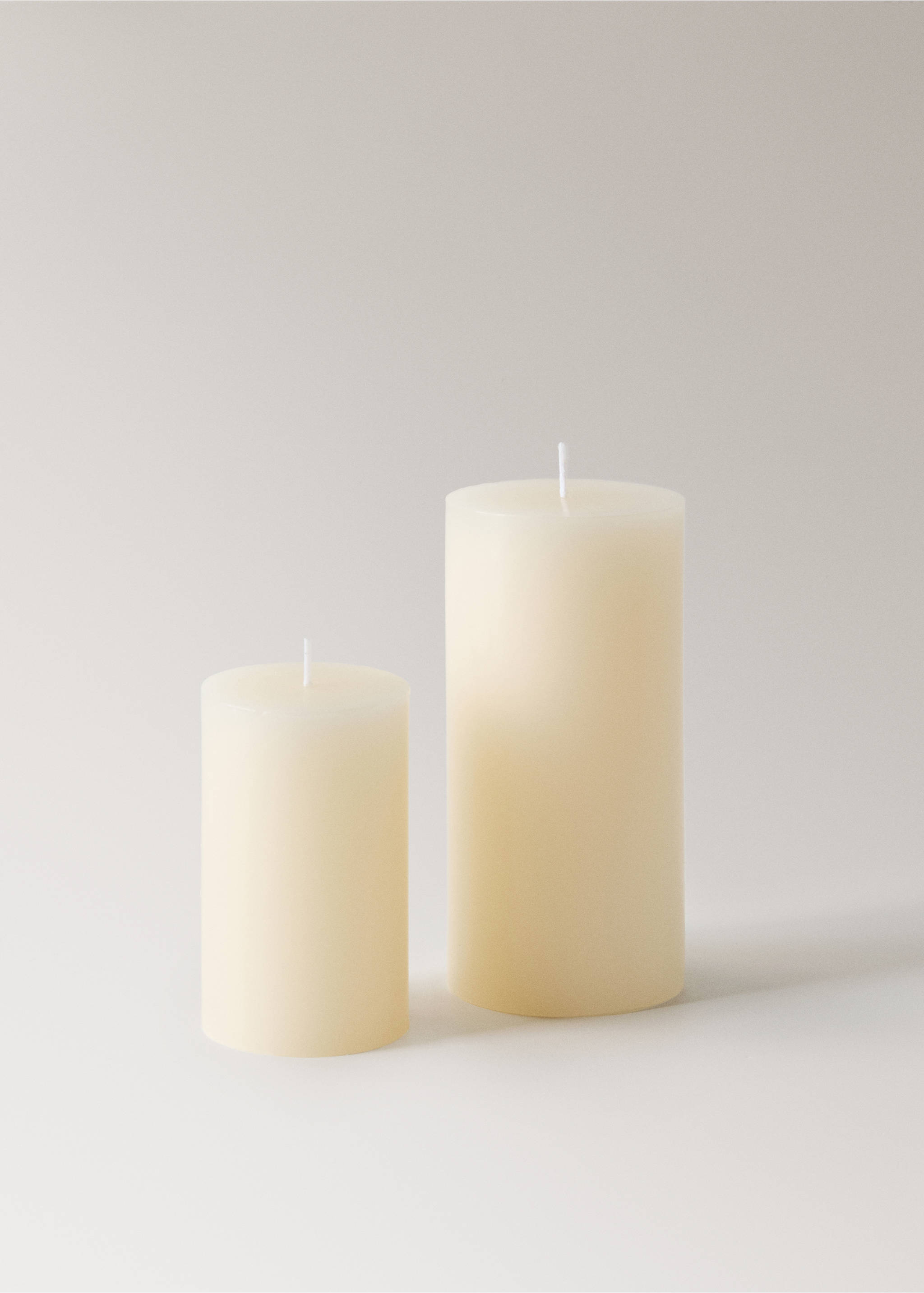 Medium cylindrical decorative candle - Details of the article 3, Off White. Ref: 27043332-00.