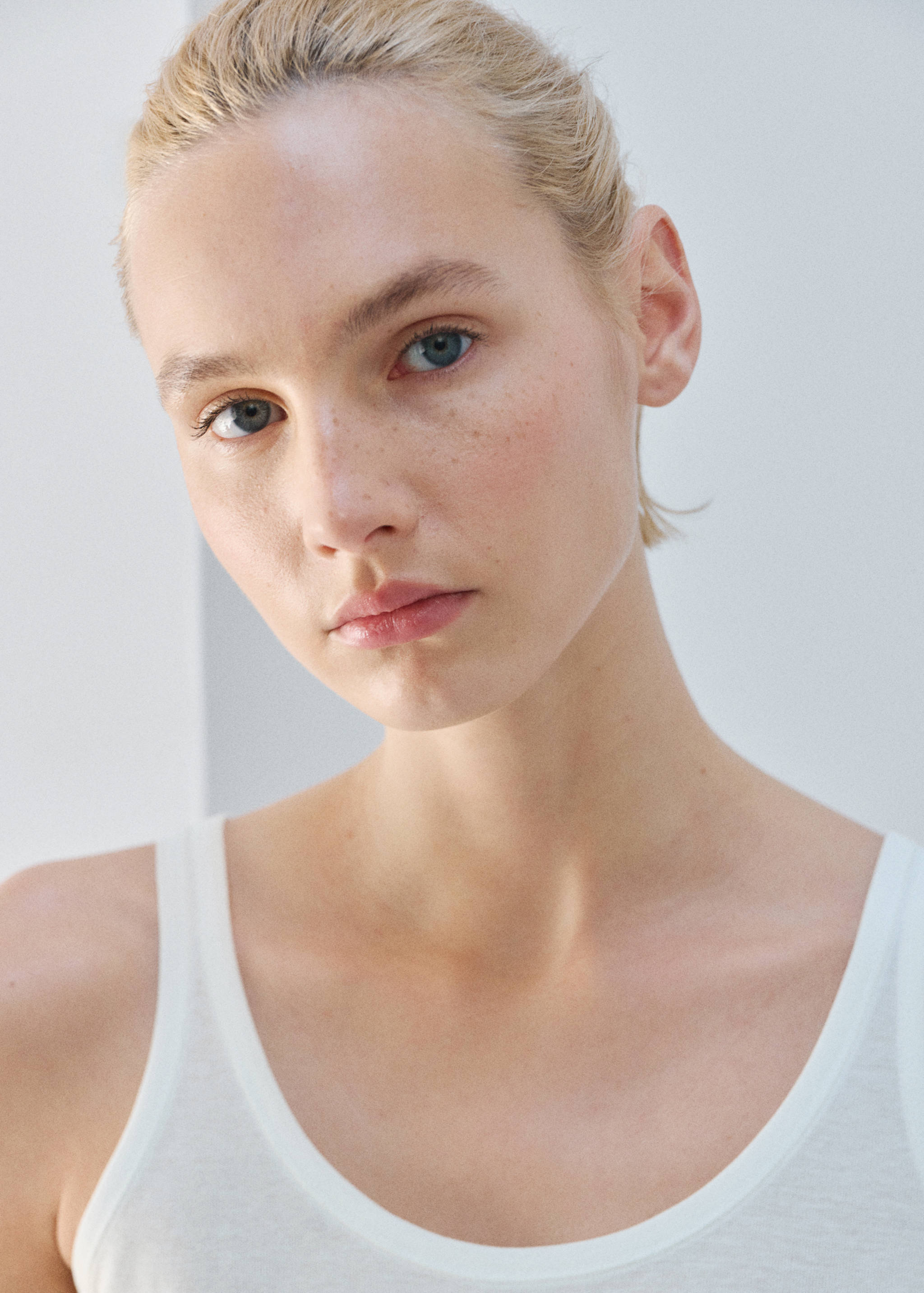 Cotton round-neck top - Details of the article 1