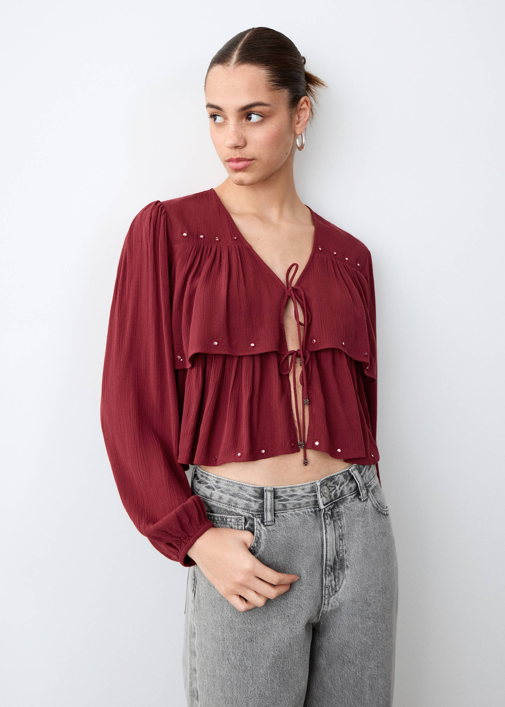 Блузка с воланами - Средний план