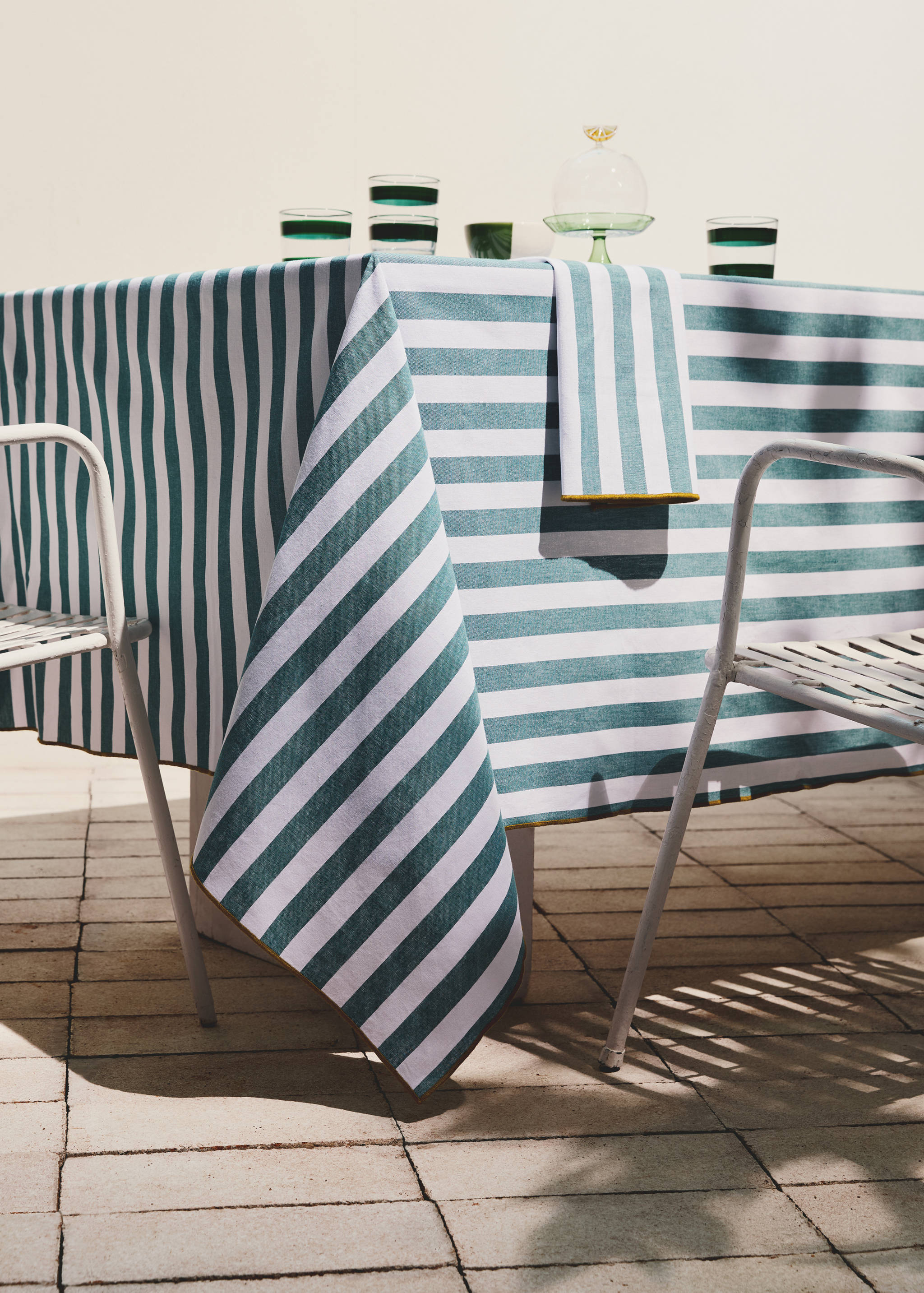Cotton striped tablecloth for 2 to 4 people - General plane
