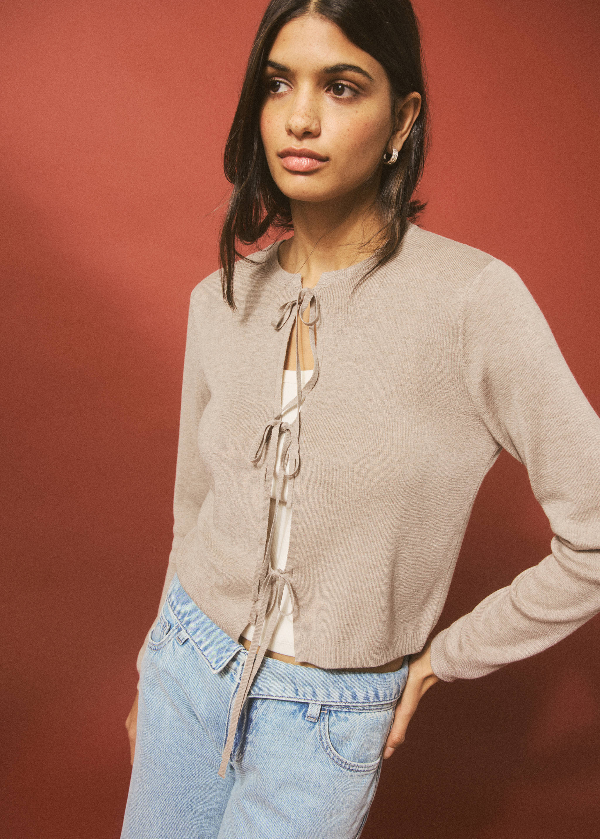 Вязаный кардиган с завязками - Общий план