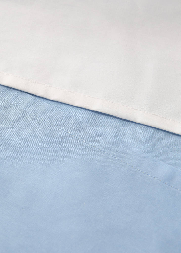 Reversible percale cotton duvet cover with contrasting piping for cot — Sky Blue