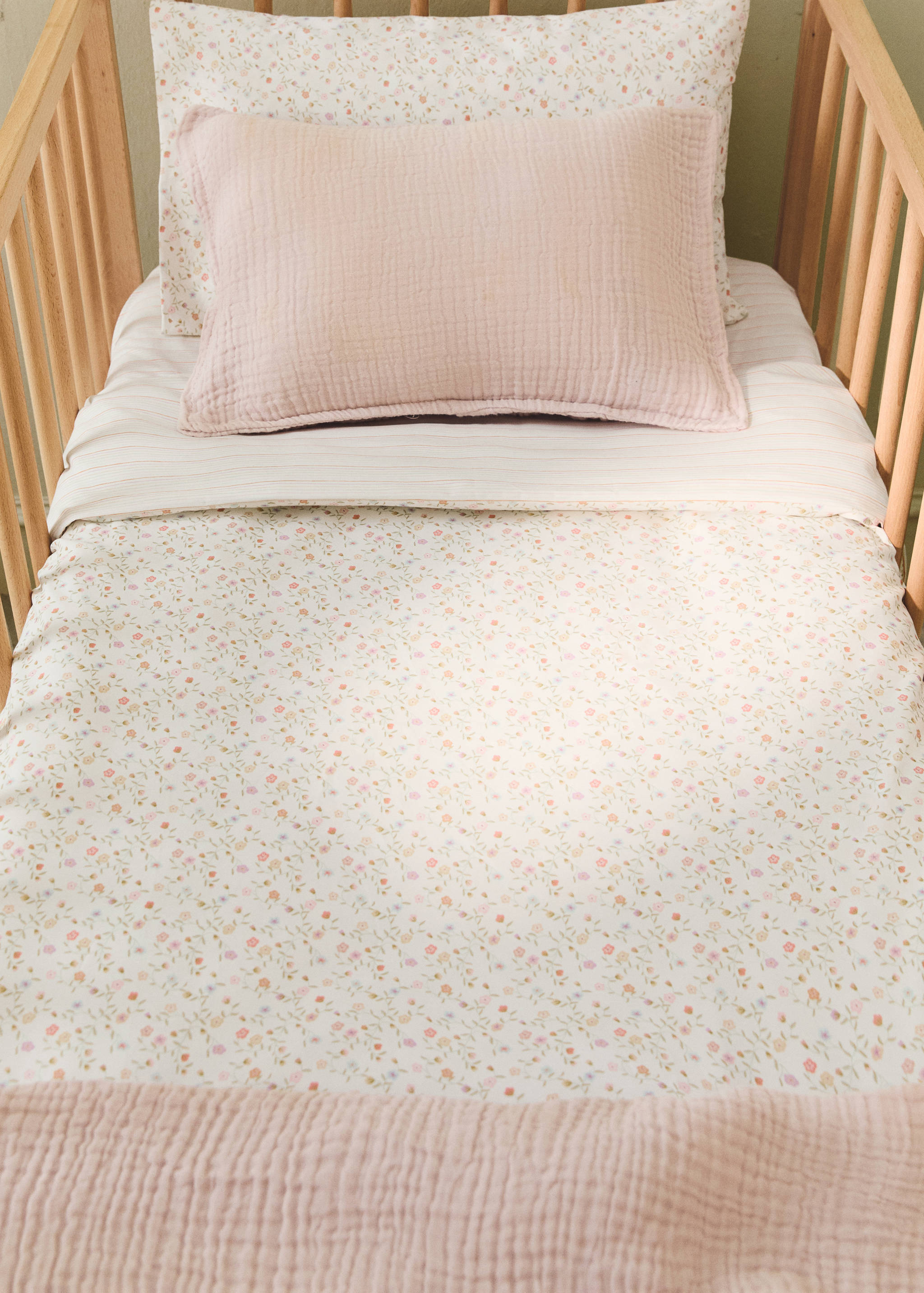 Reversible striped and floral nursery cot duvet cover - General plane