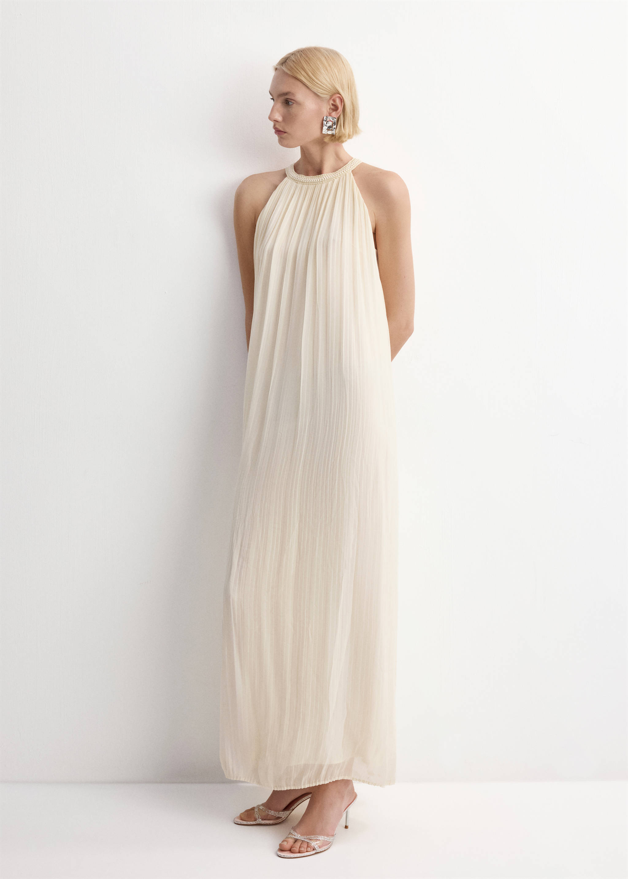 Vestido evasê com decote halter - Plano geral