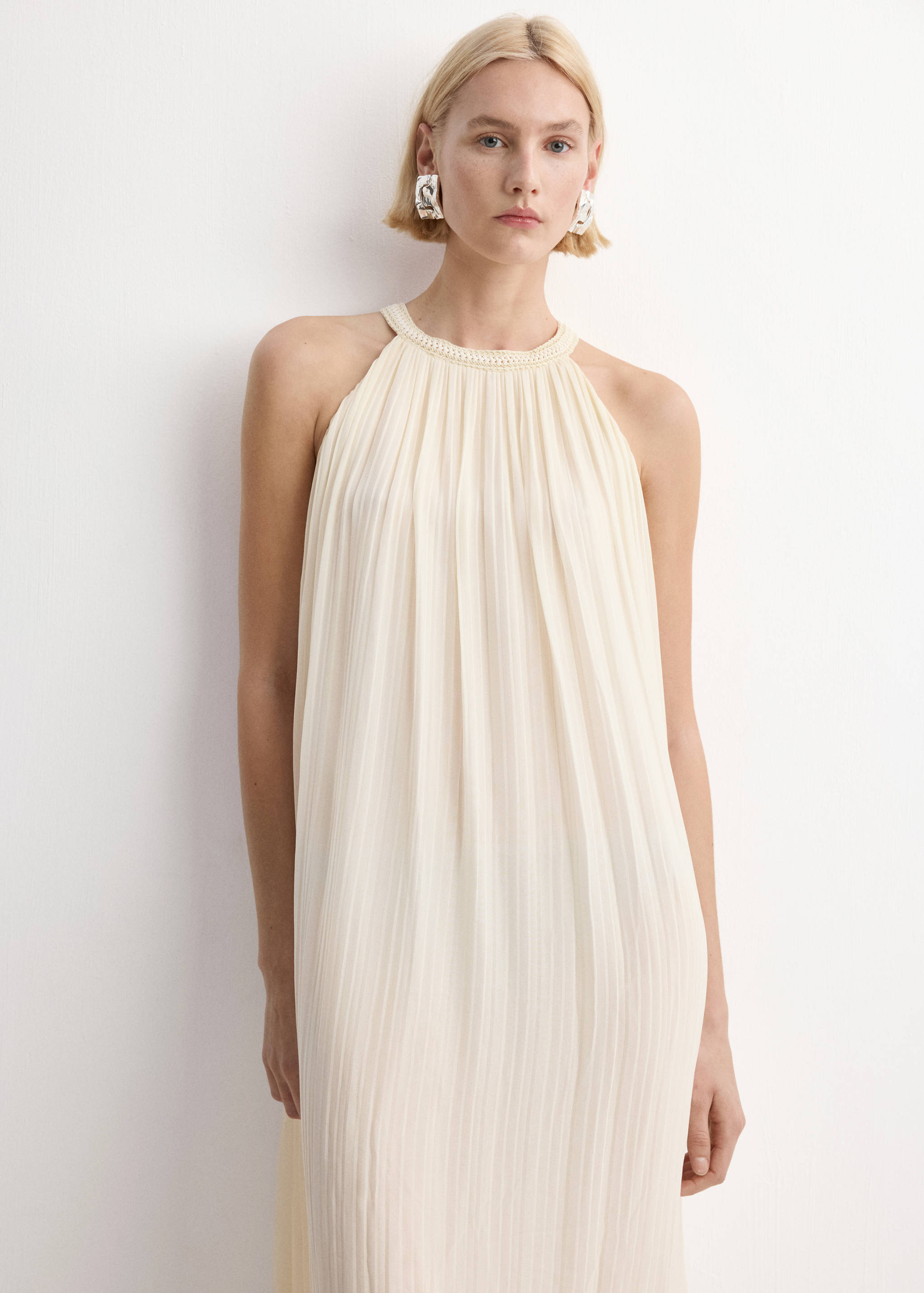 Vestido evasê com decote halter - Plano médio