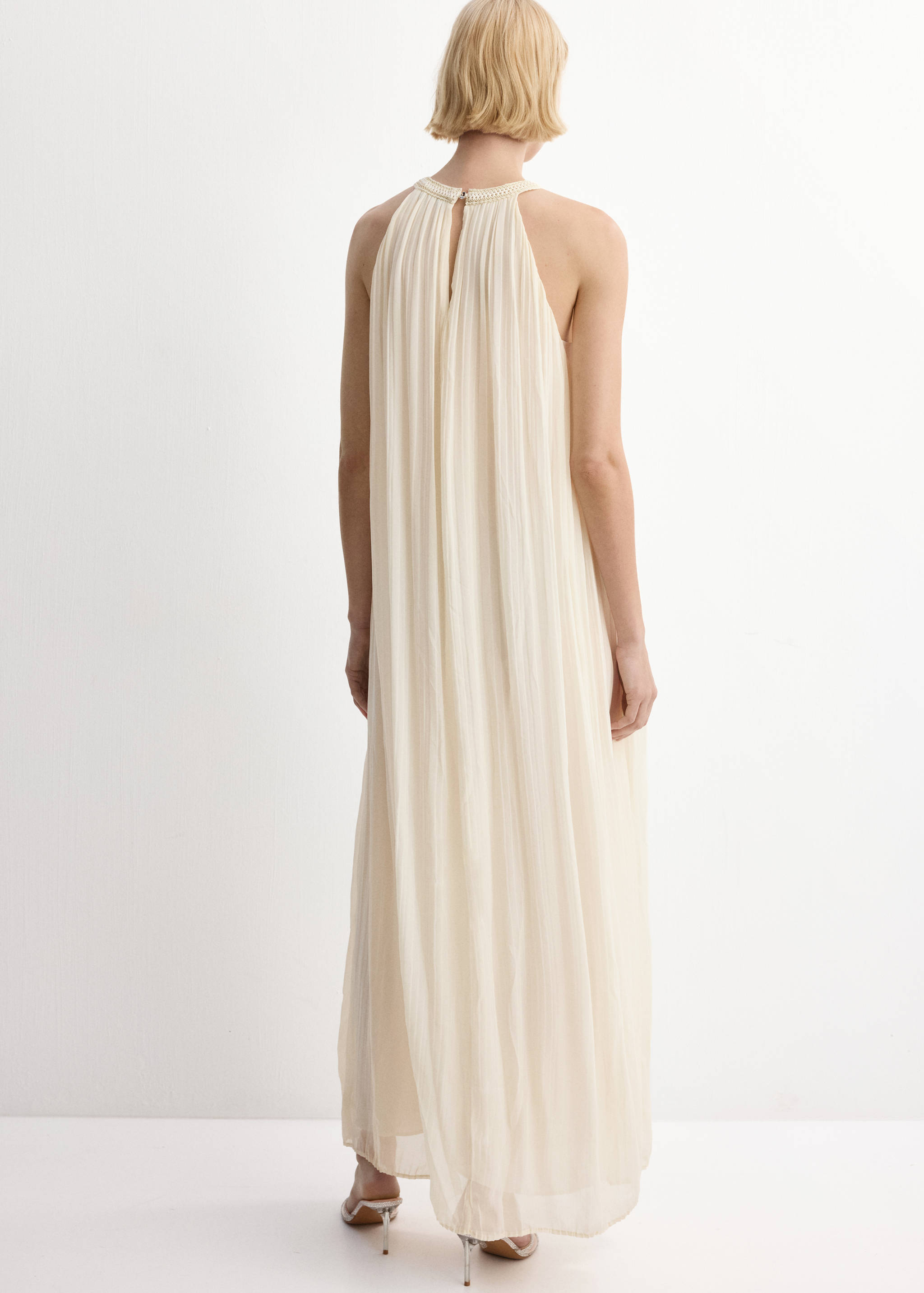 Vestido evasê com decote halter - Verso do artigo