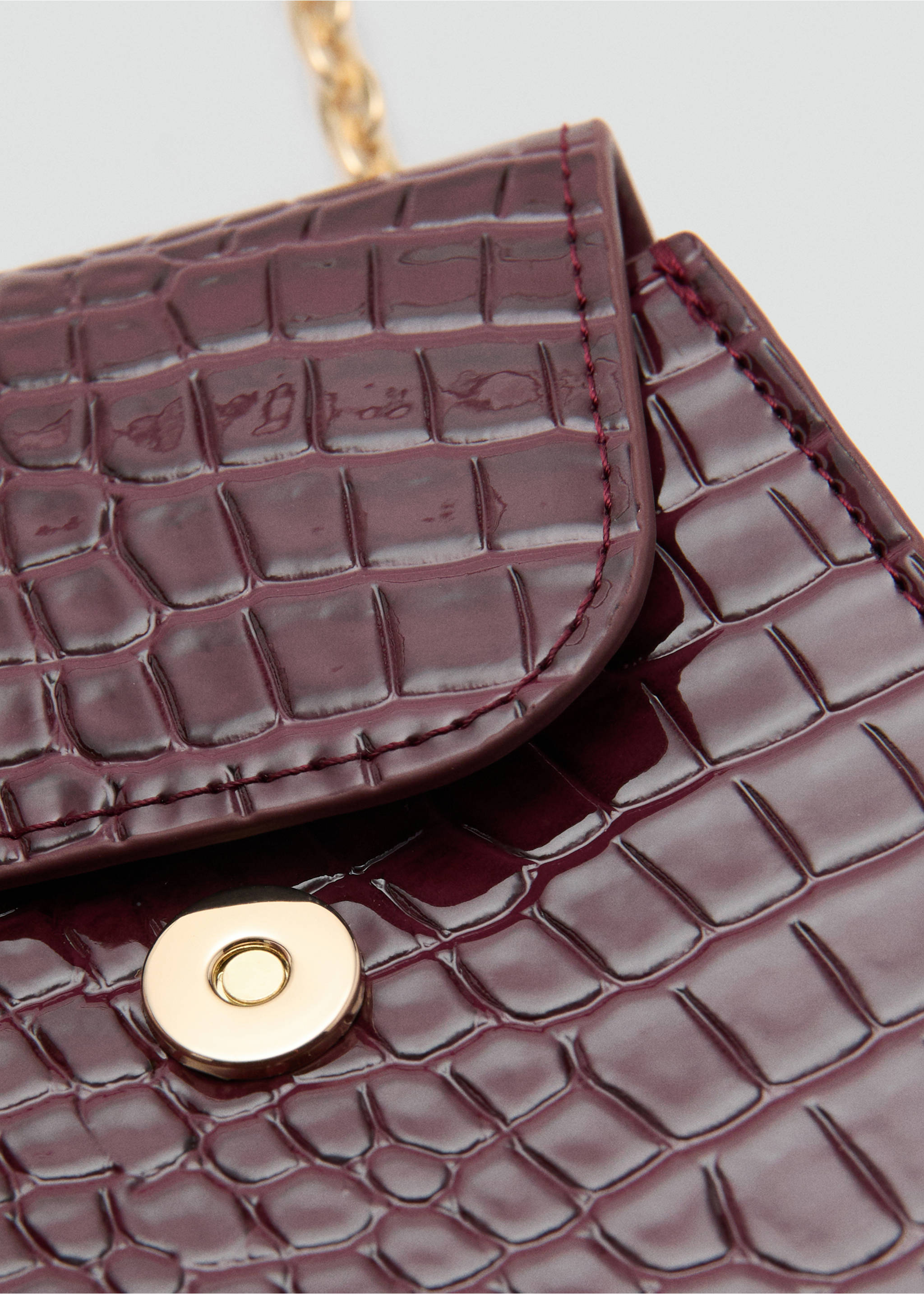 Чехол для телефона из блестящей кожи под крокодила - Деталь изделия 1, Бургундия. Ref: 27044077-00.