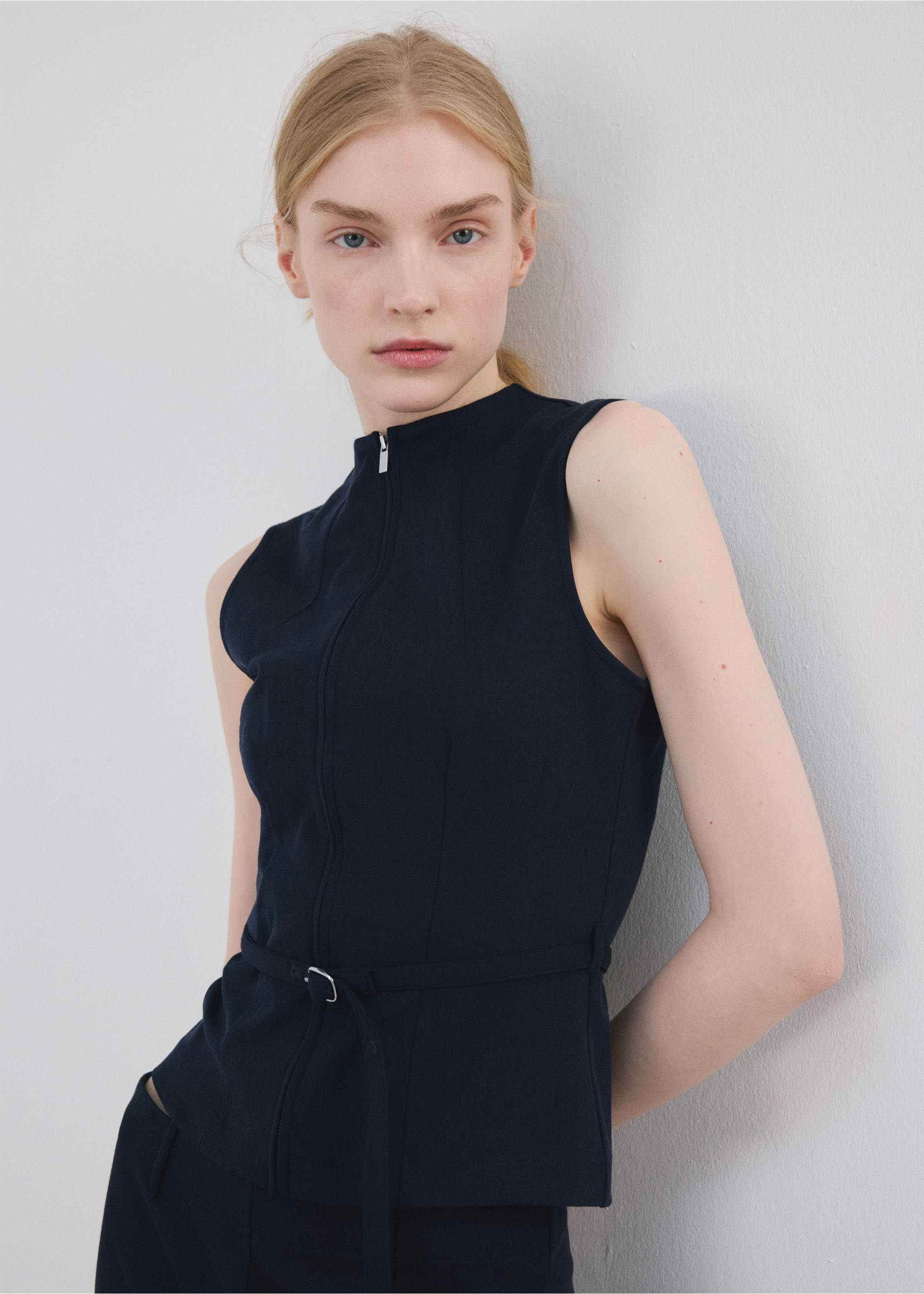 Gilet cintré zippé - Plan moyen, Bleu marine foncé. Ref: 27044079-01.