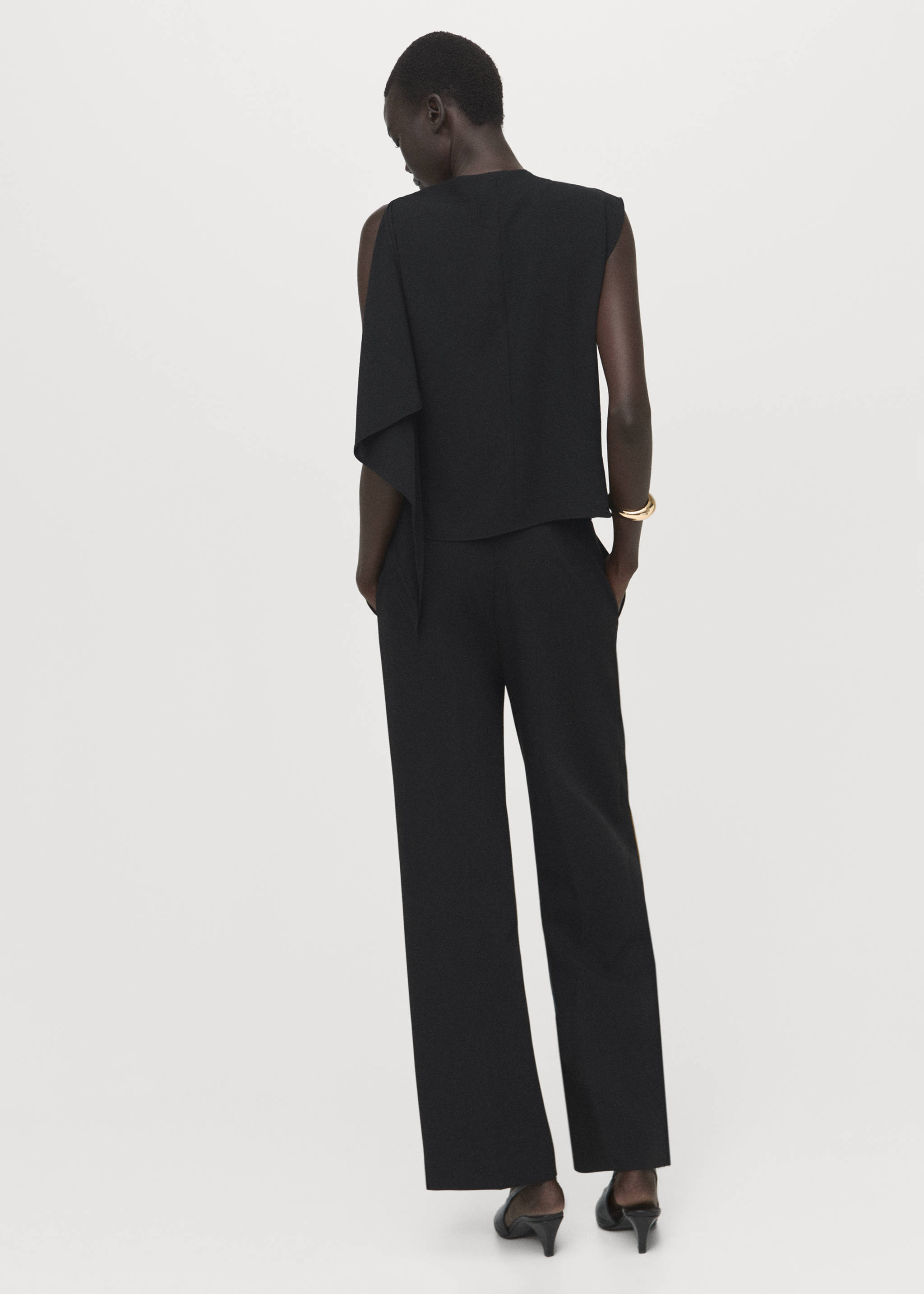 Blusa com gola assimétrica - Verso do artigo