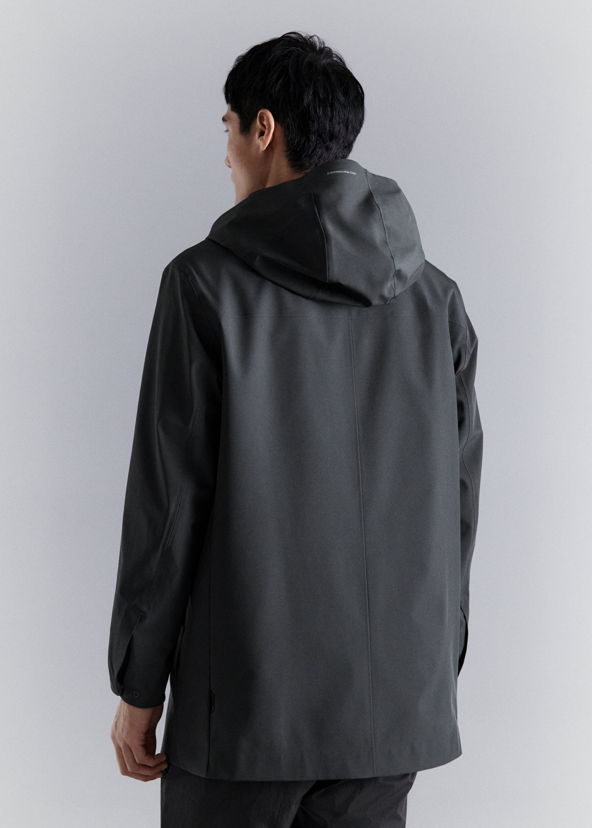 Parca repelente de água com bolsos - Verso do artigo